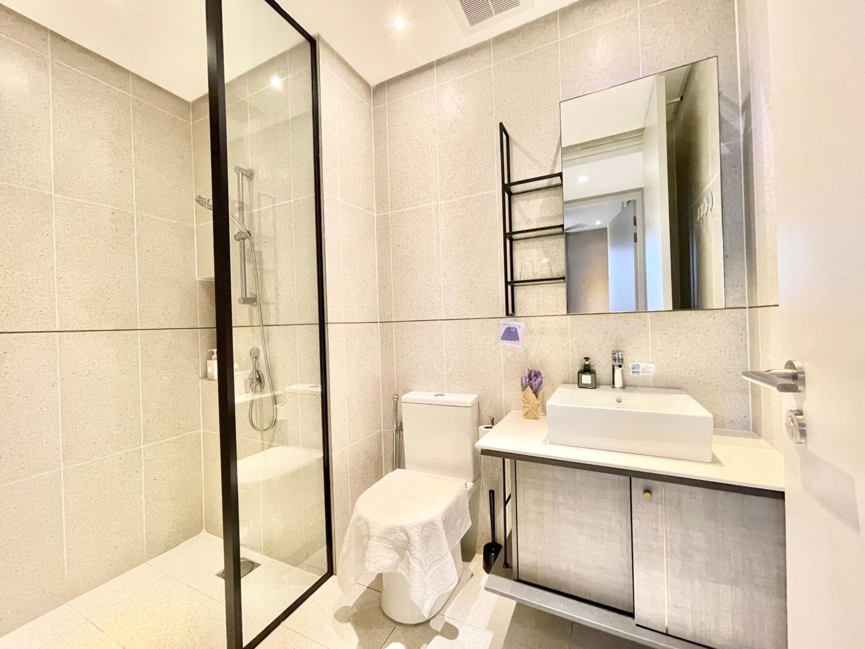 Modern 2B2B apt near Mid Valley - Wifi - Infinity Pool - Gym