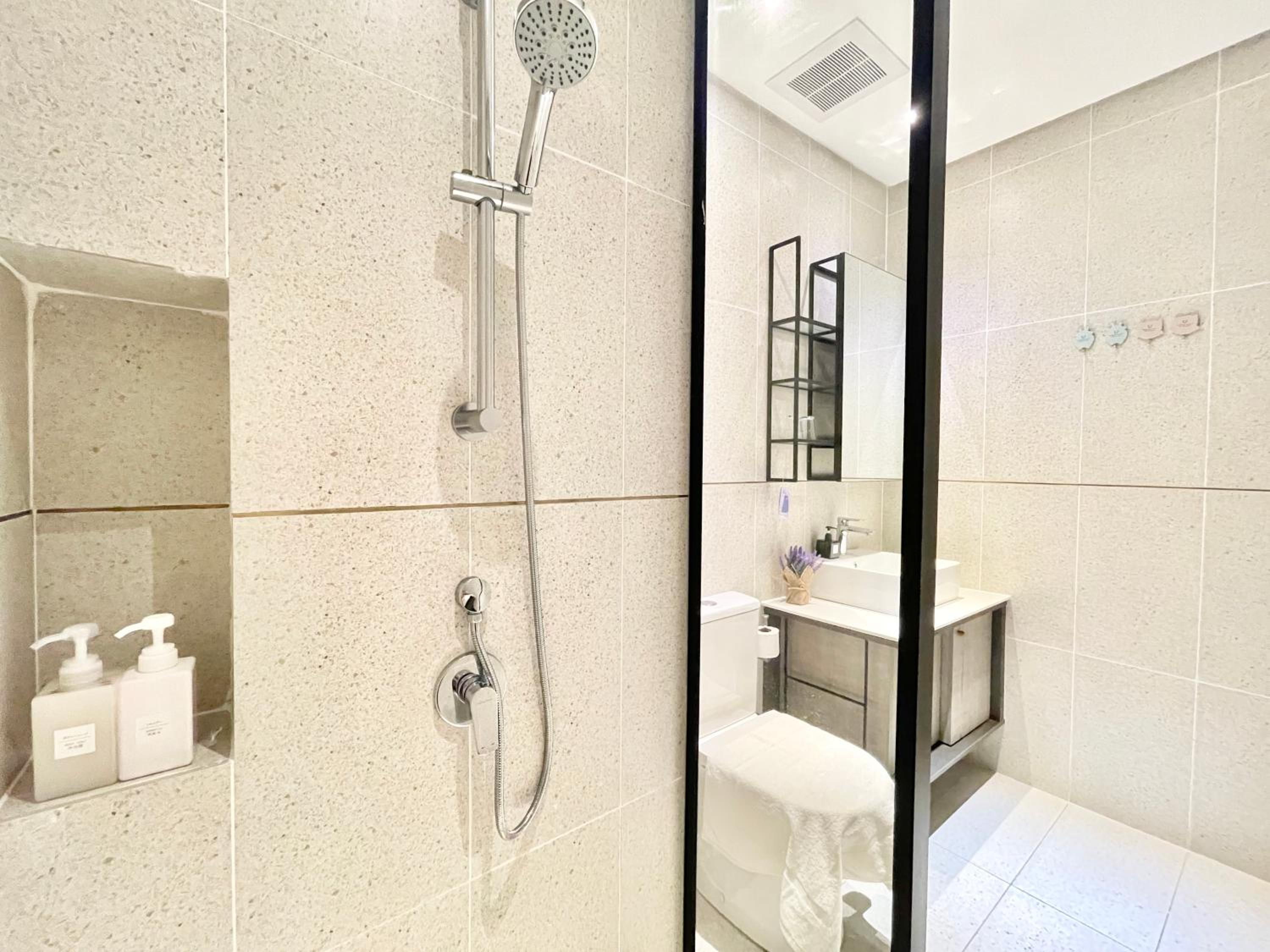Modern 2B2B apt near Mid Valley - Wifi - Infinity Pool - Gym