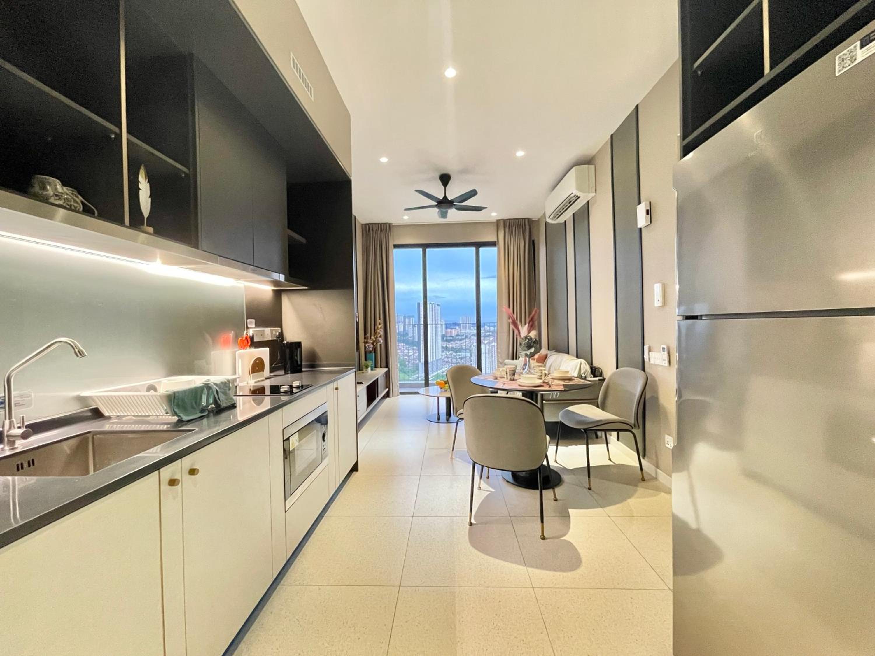 Modern 2B2B apt near Mid Valley - Wifi - Infinity Pool - Gym