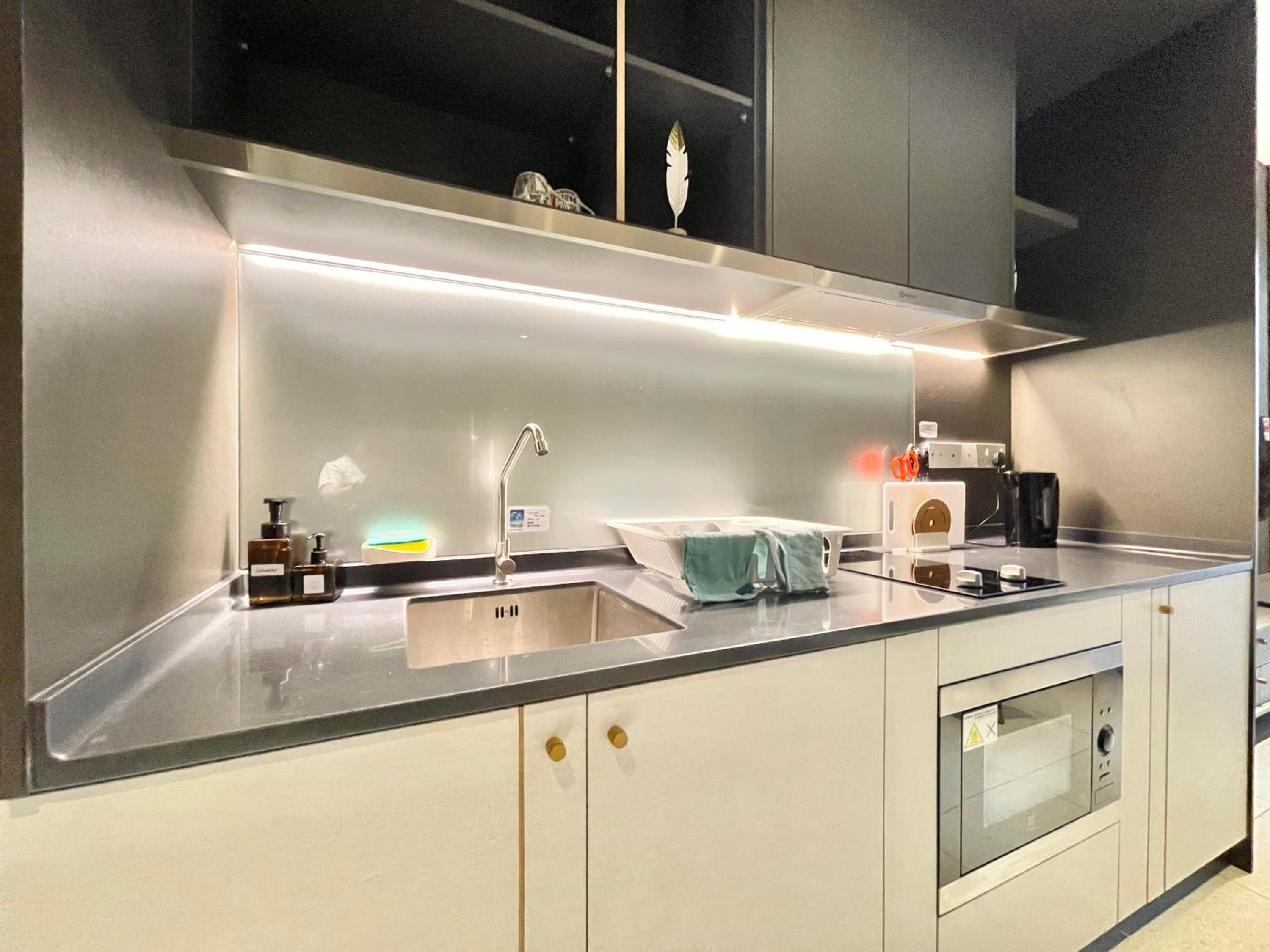 Modern 2B2B apt near Mid Valley - Wifi - Infinity Pool - Gym