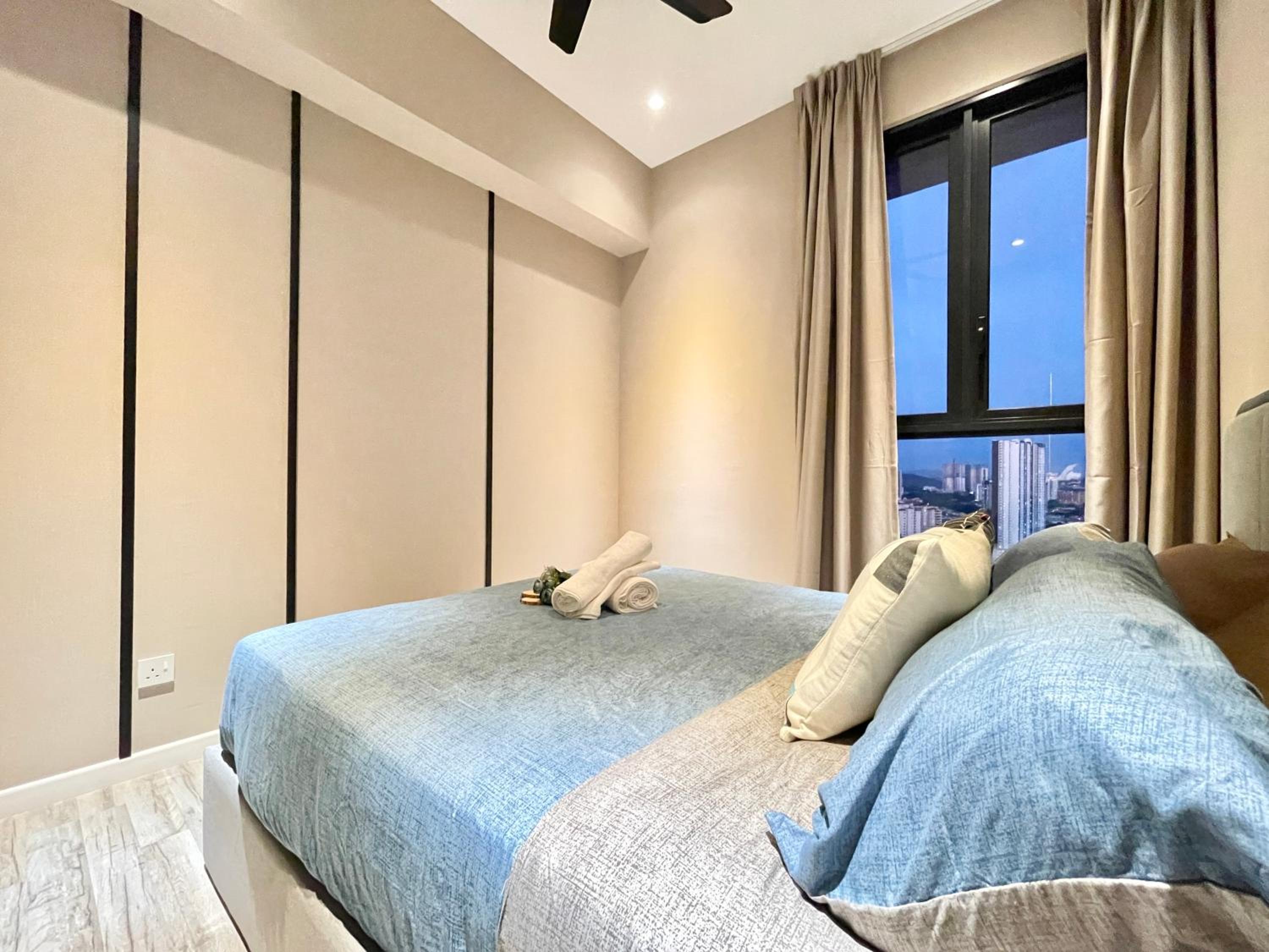 Modern 2B2B apt near Mid Valley - Wifi - Infinity Pool - Gym