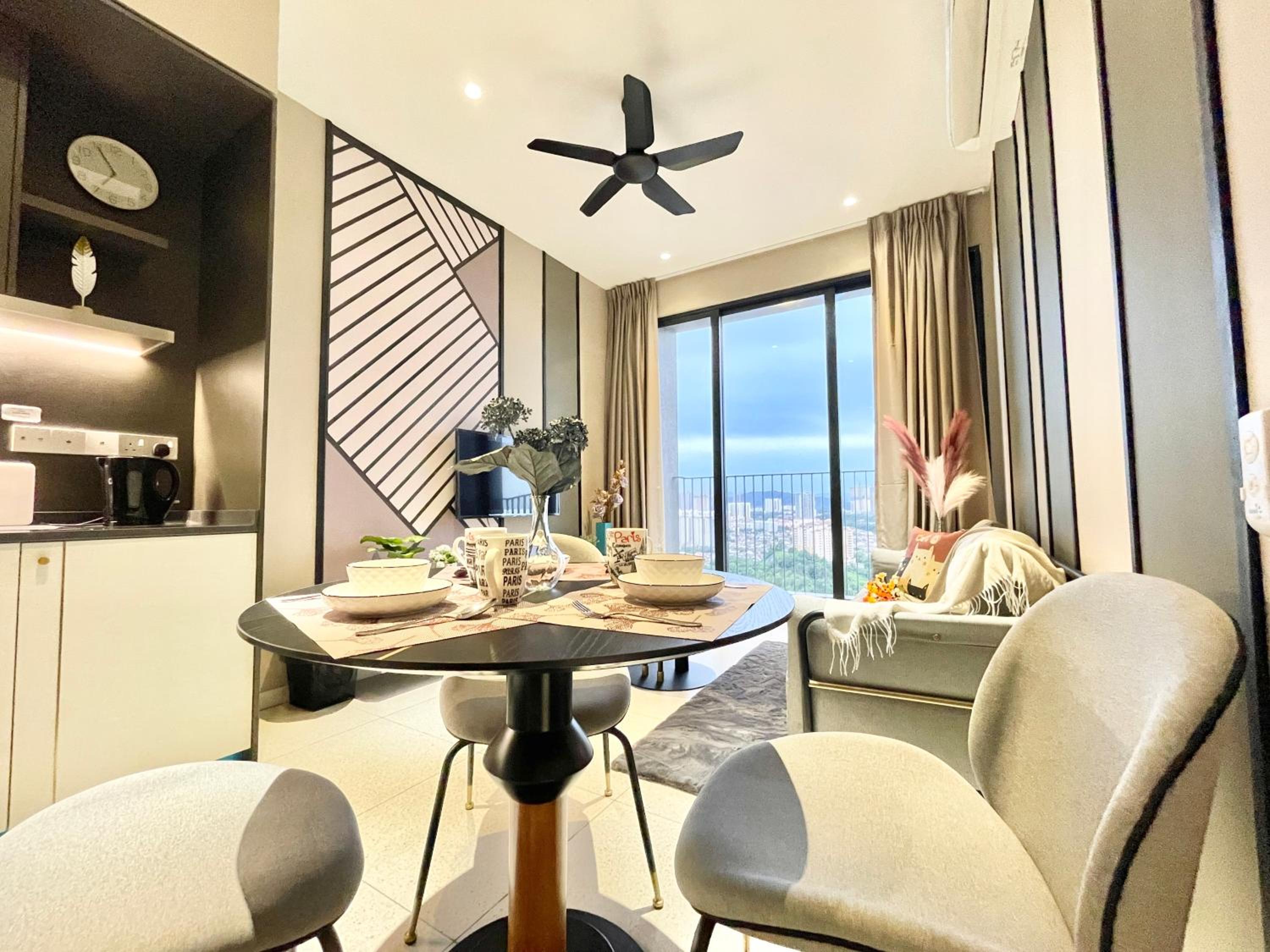 Modern 2B2B apt near Mid Valley - Wifi - Infinity Pool - Gym
