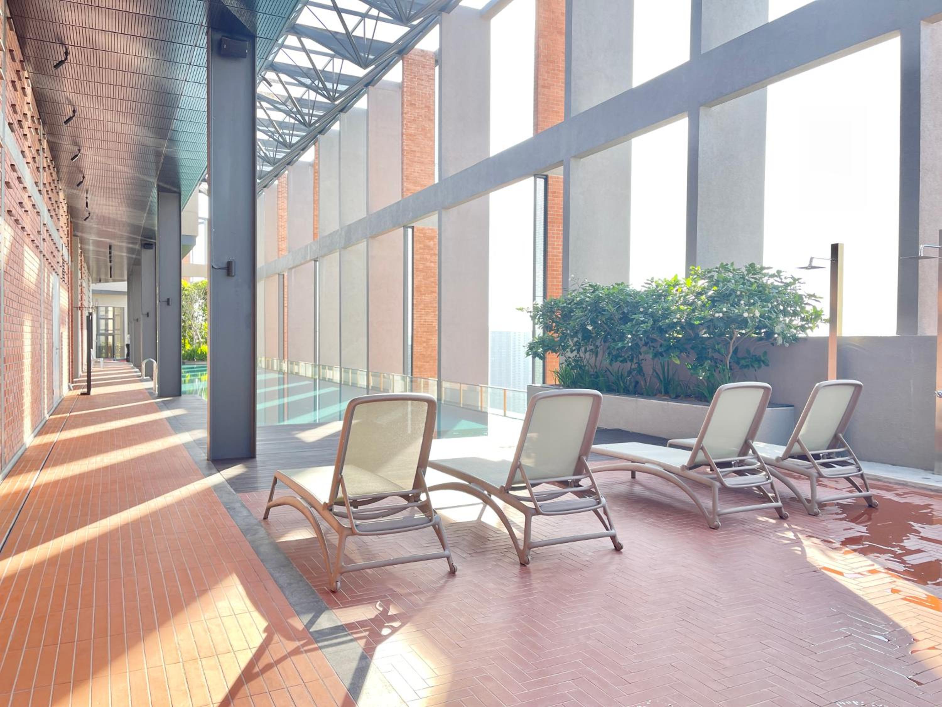 Modern 2B2B apt near Mid Valley - Wifi - Infinity Pool - Gym