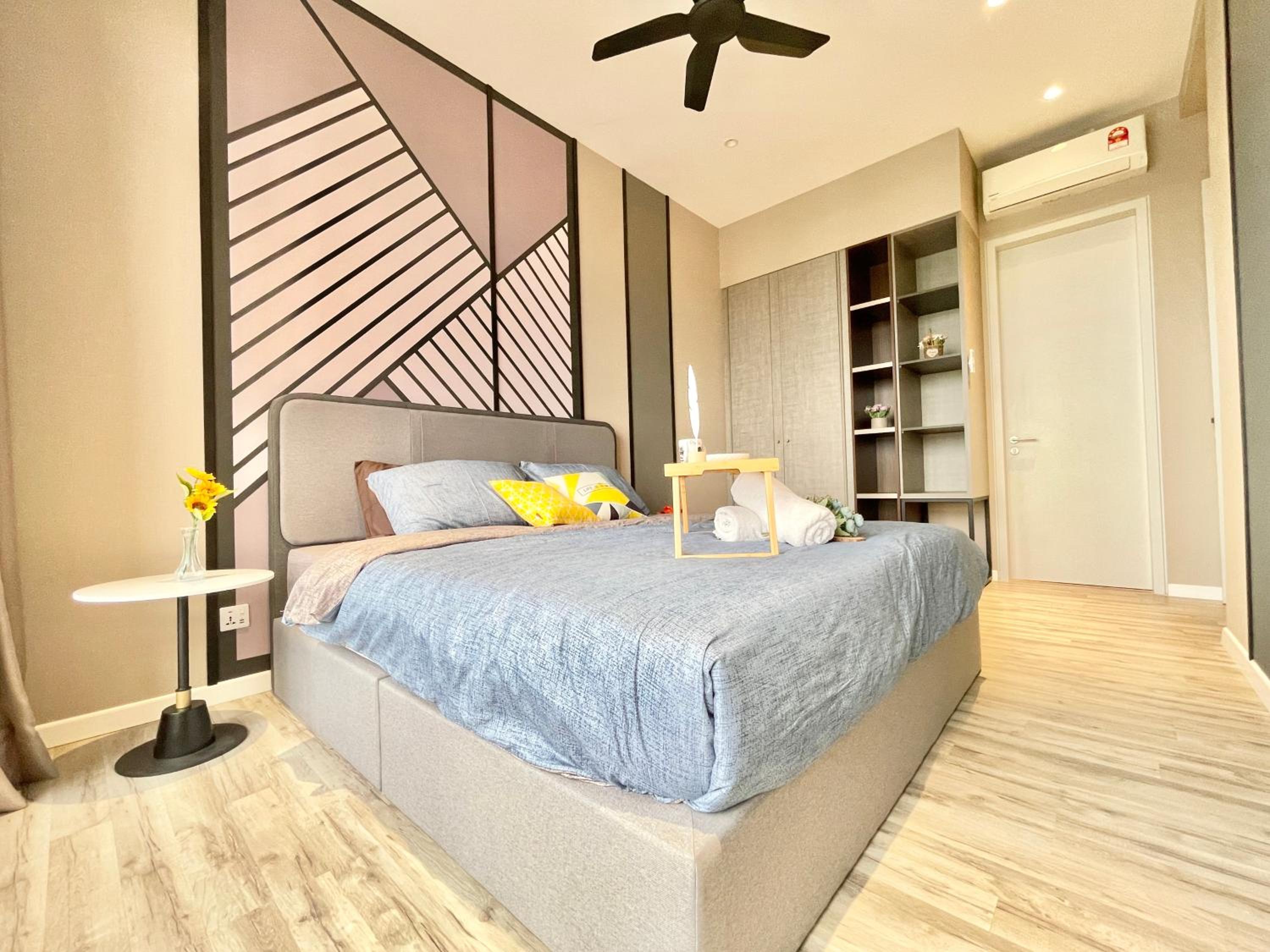 Modern 2B2B apt near Mid Valley - Wifi - Infinity Pool - Gym