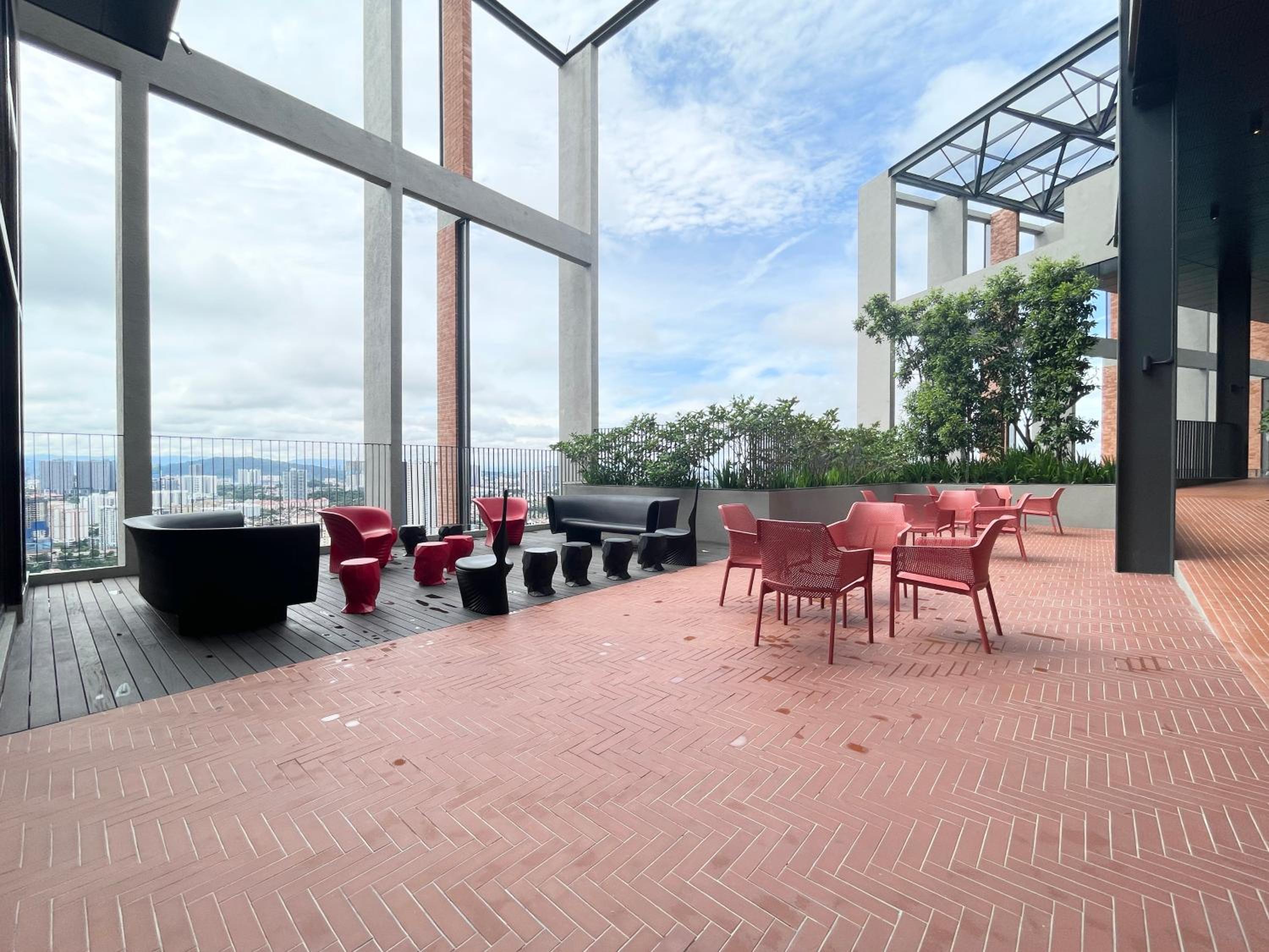 Modern 2B2B apt near Mid Valley - Wifi - Infinity Pool - Gym