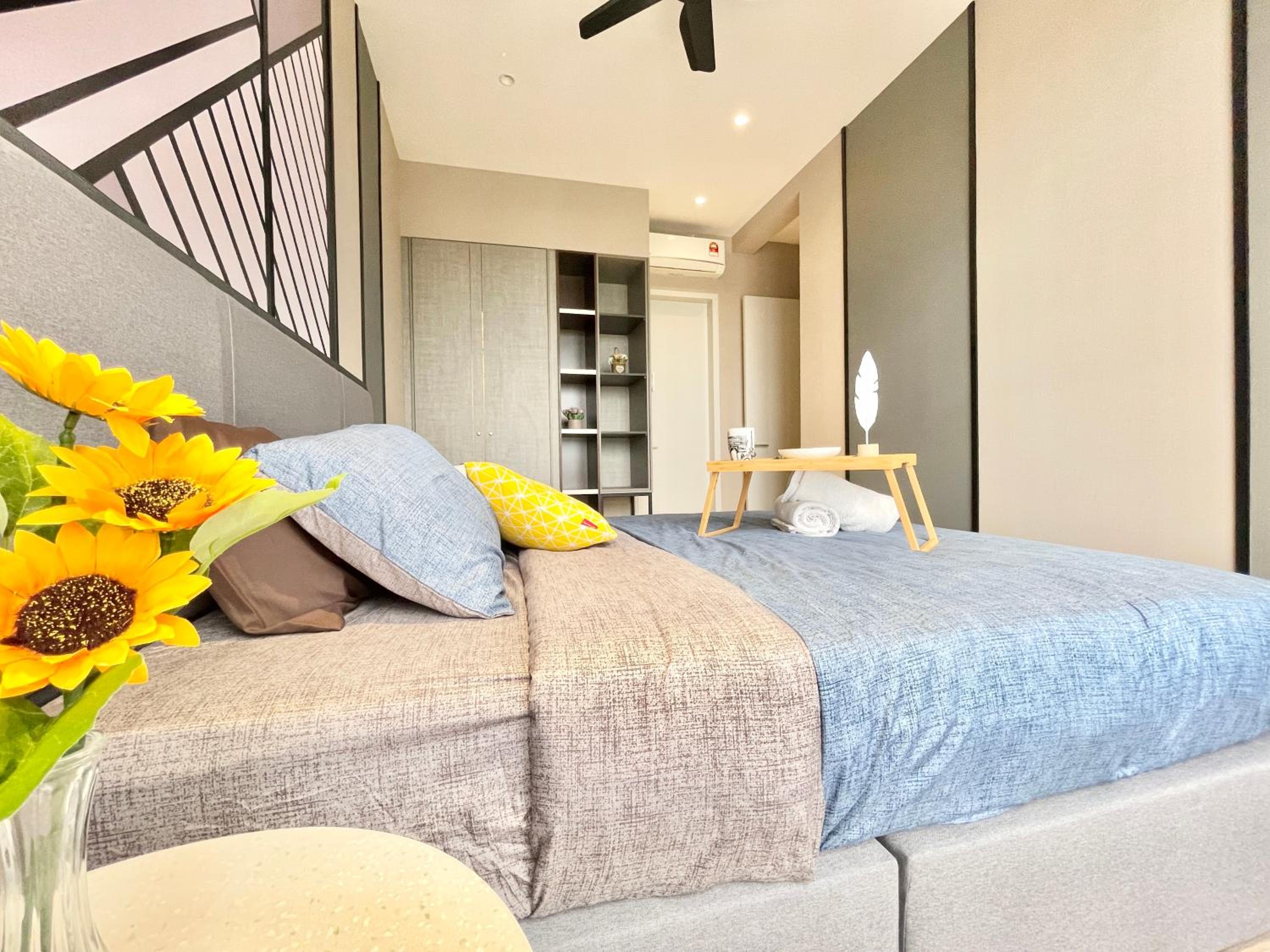 Modern 2B2B apt near Mid Valley - Wifi - Infinity Pool - Gym