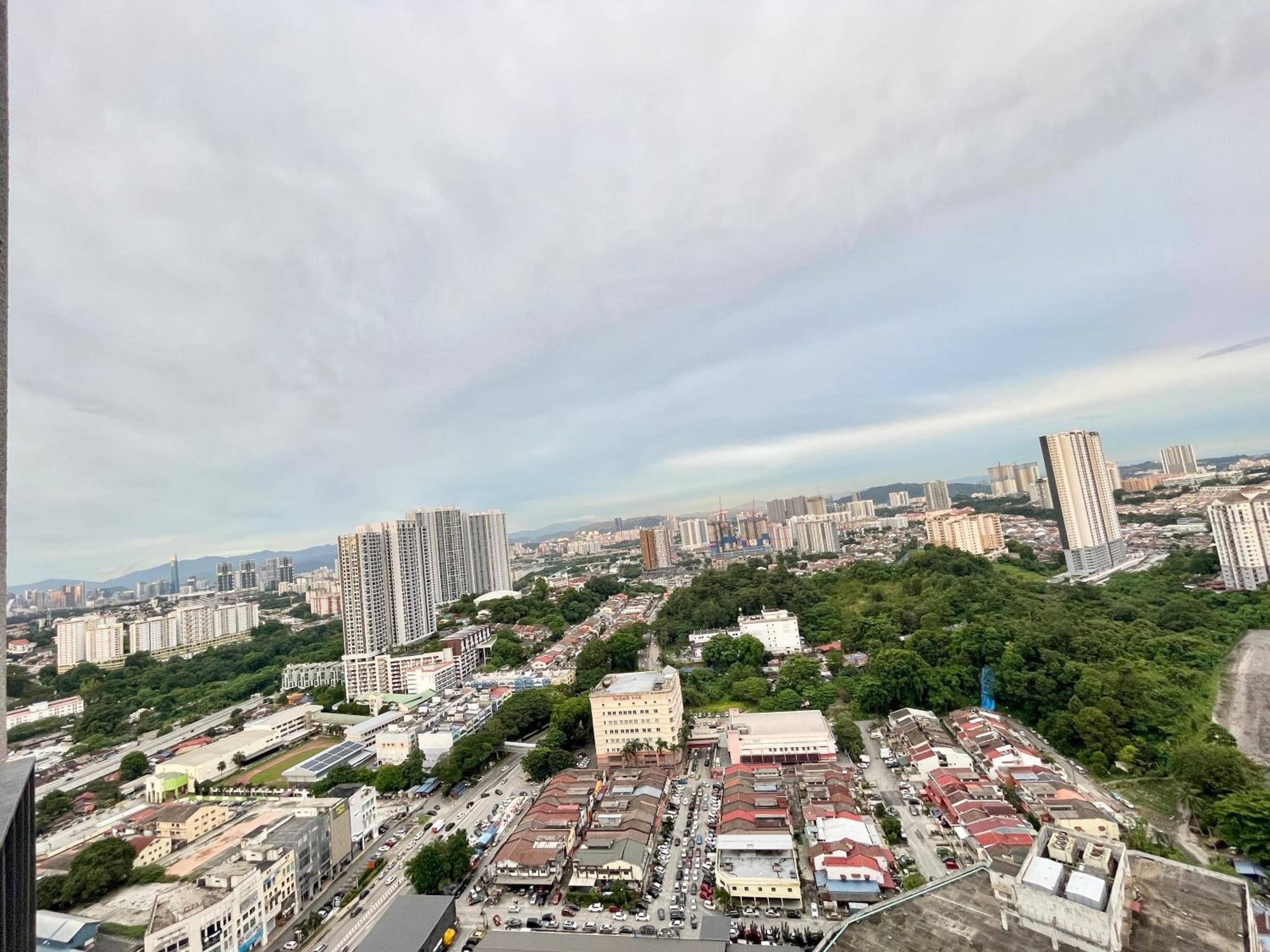 Modern 2B2B apt near Mid Valley - Wifi - Infinity Pool - Gym
