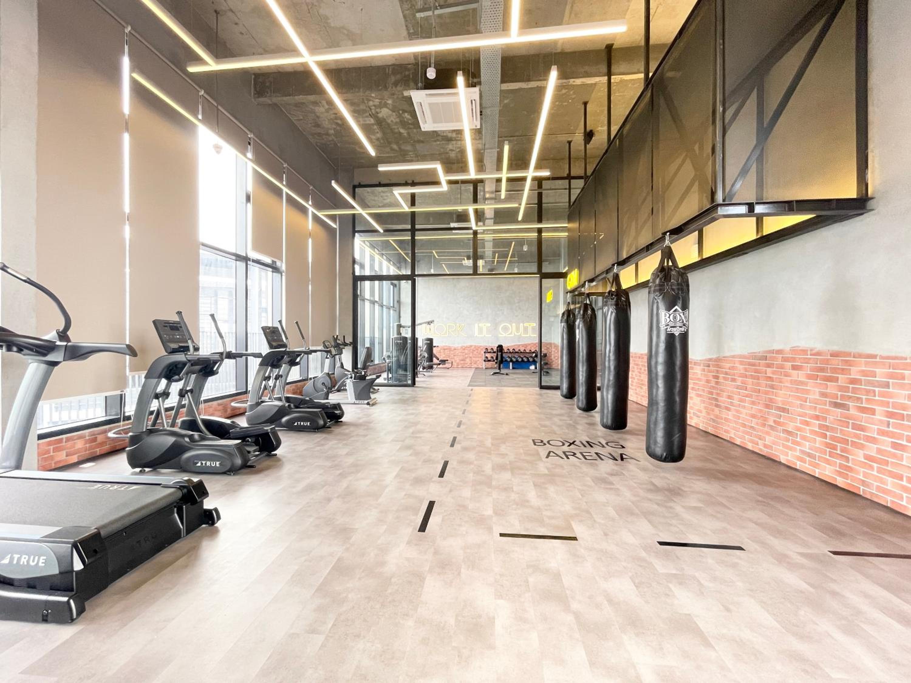 Modern 2B2B apt near Mid Valley - Wifi - Infinity Pool - Gym