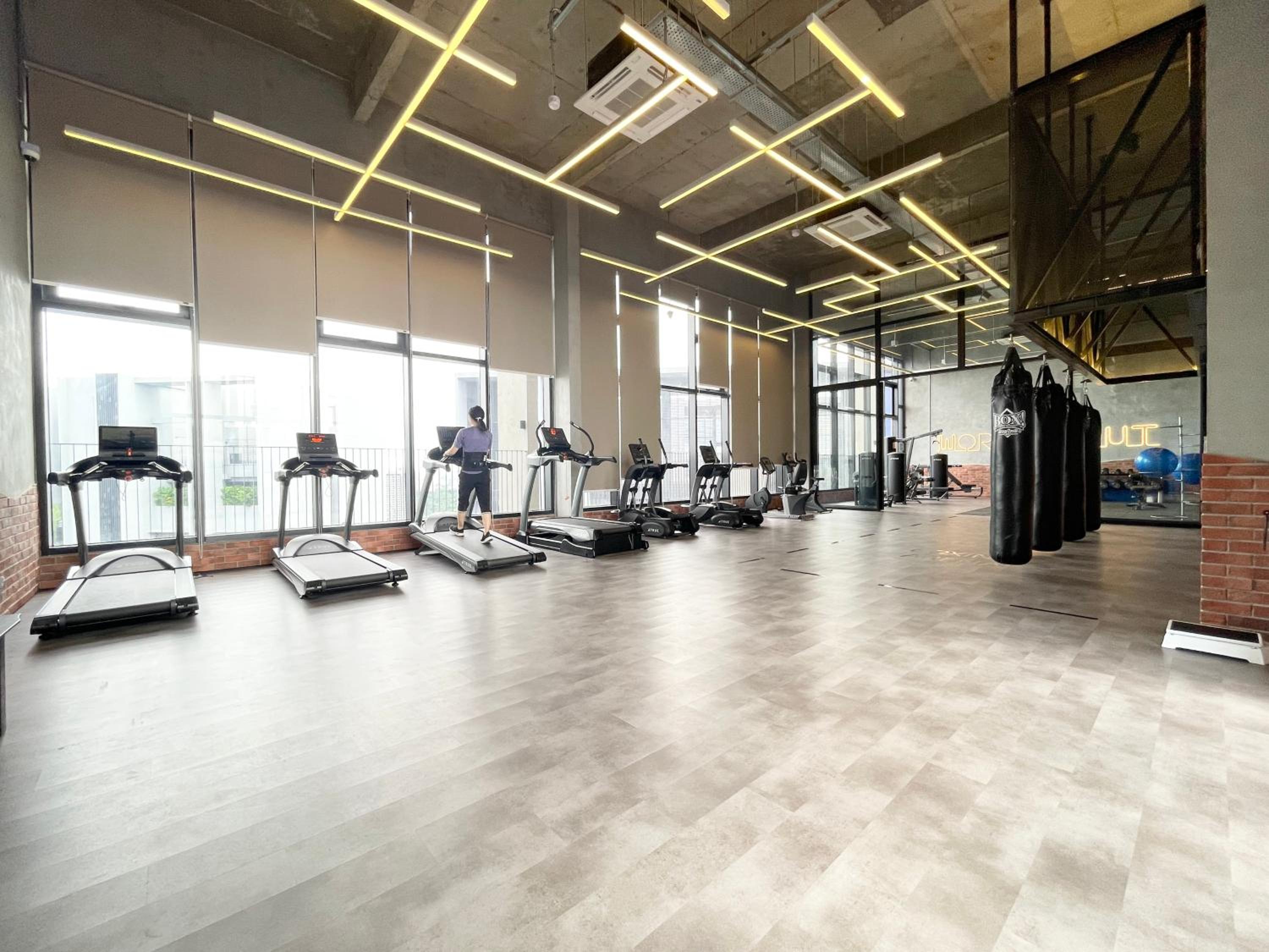 Modern 2B2B apt near Mid Valley - Wifi - Infinity Pool - Gym