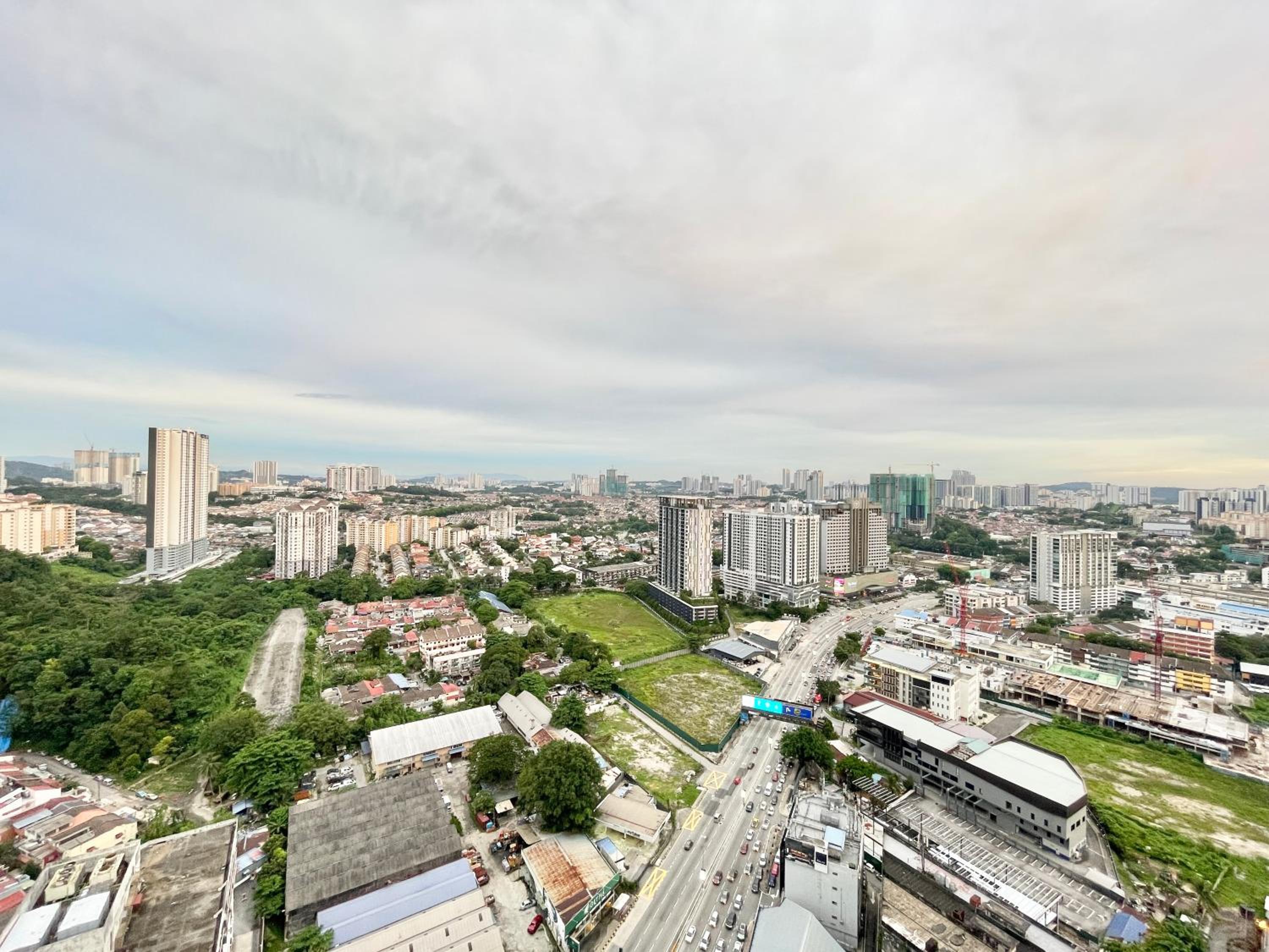 Modern 2B2B apt near Mid Valley - Wifi - Infinity Pool - Gym