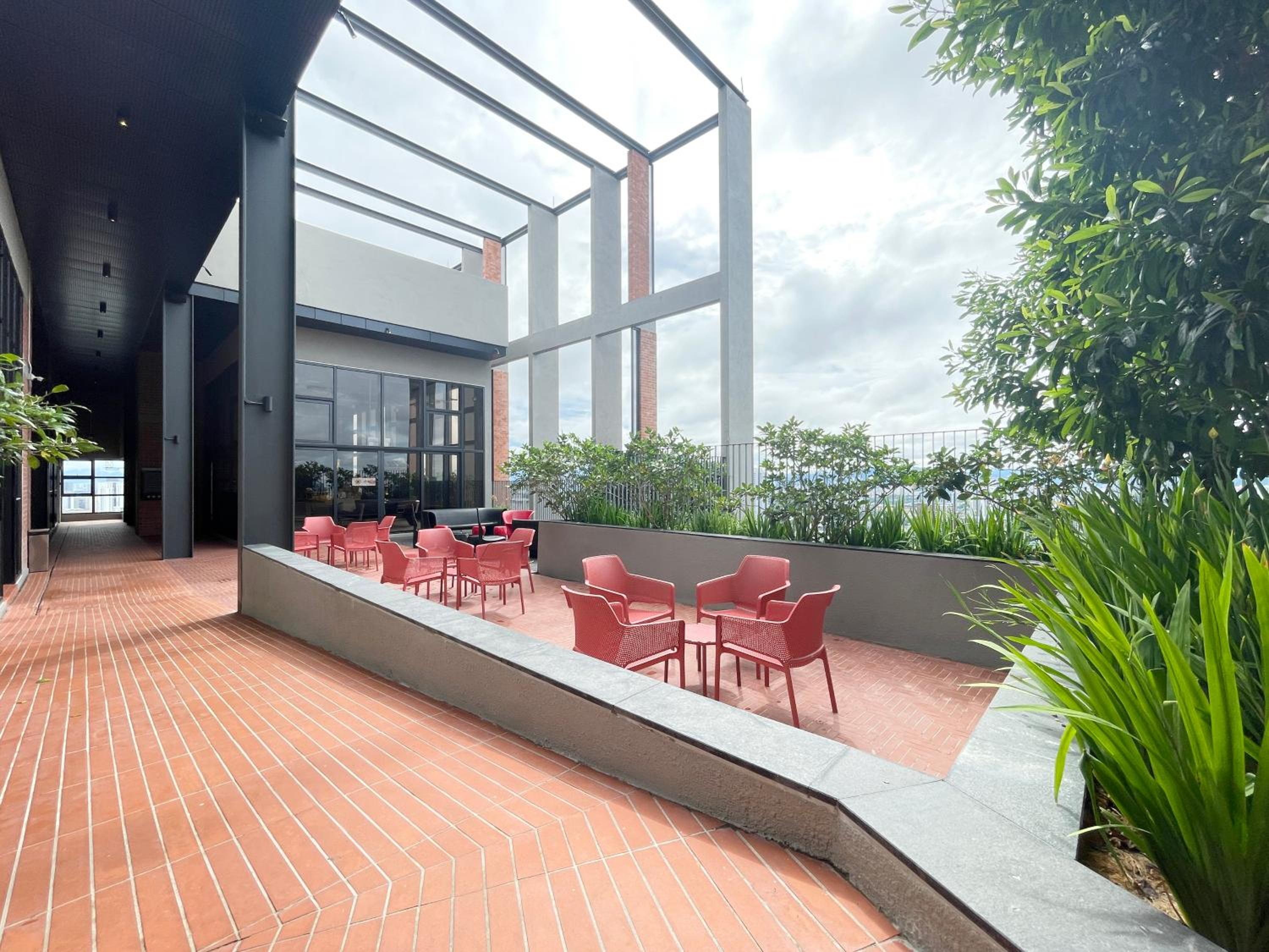 Modern 2B2B apt near Mid Valley - Wifi - Infinity Pool - Gym