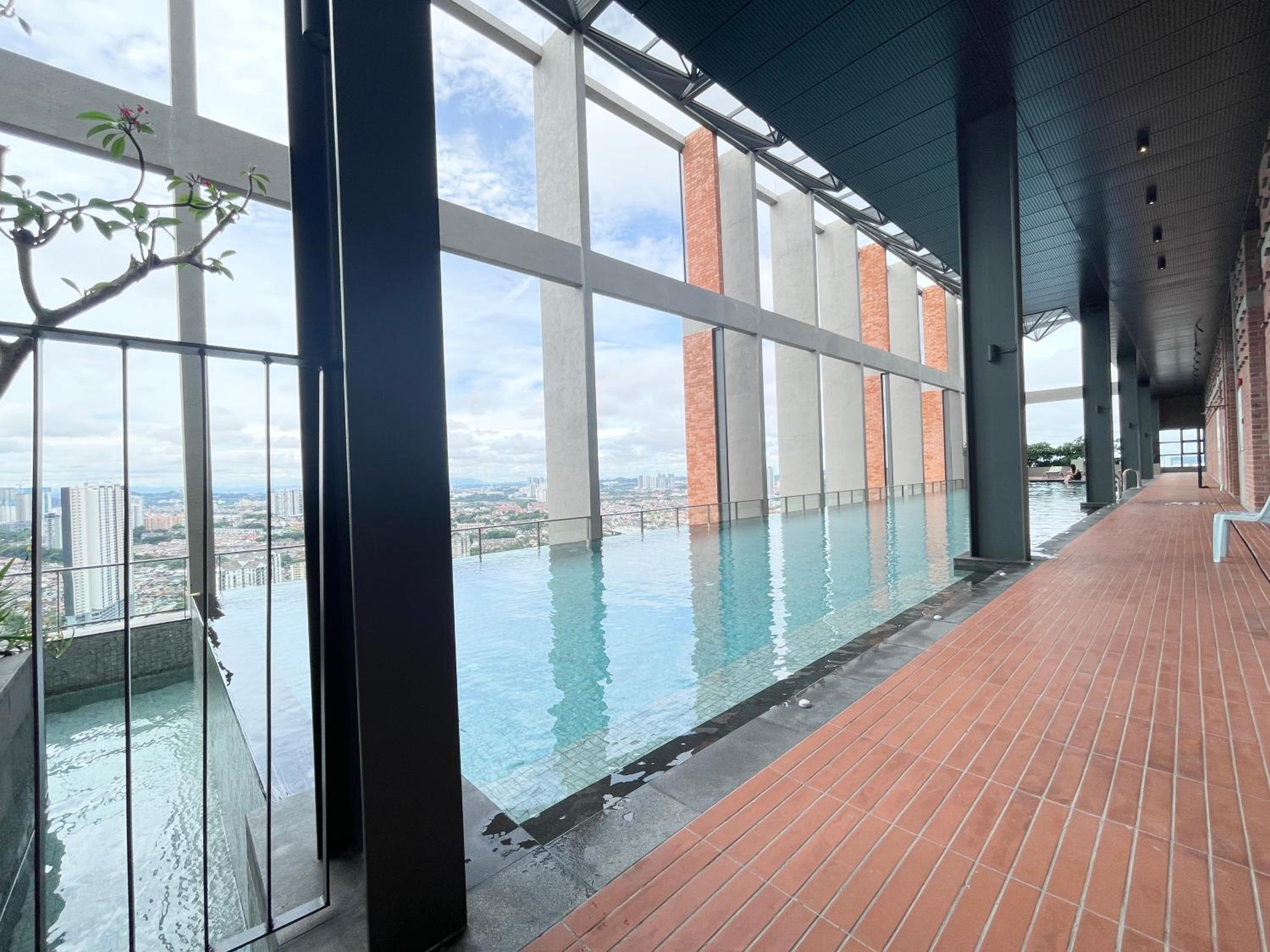 Modern 2B2B apt near Mid Valley - Wifi - Infinity Pool - Gym