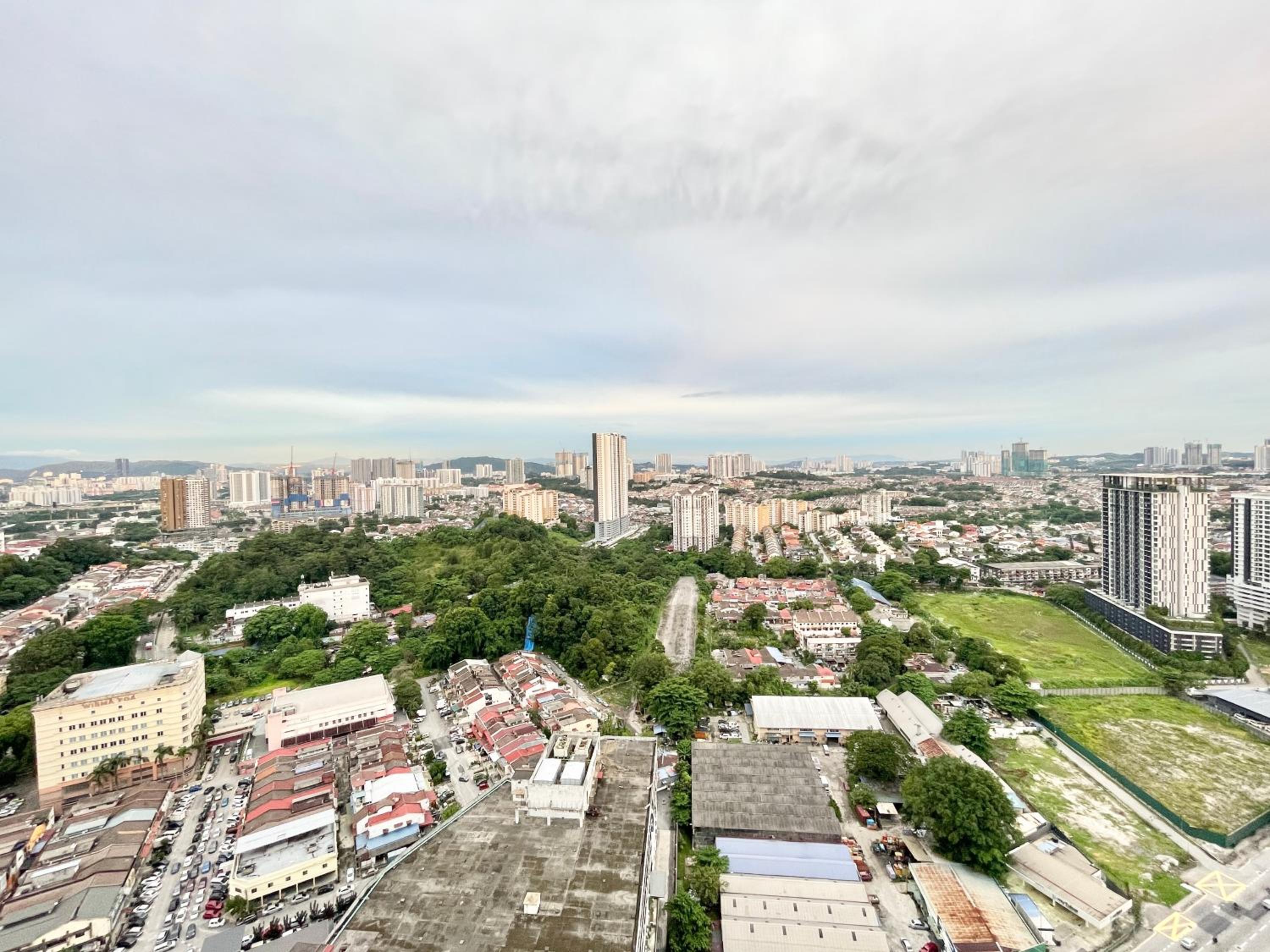 Modern 2B2B apt near Mid Valley - Wifi - Infinity Pool - Gym