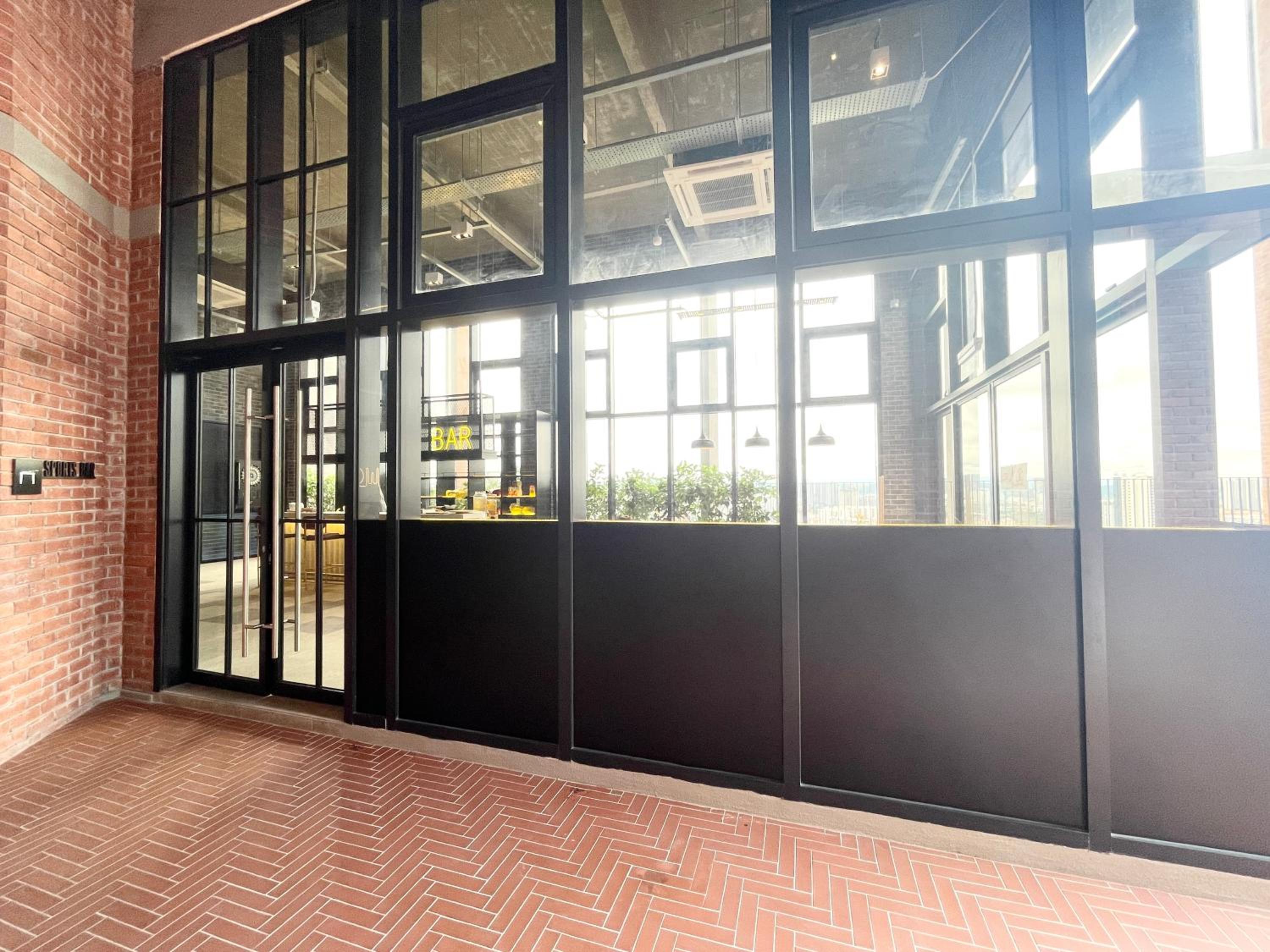 Modern 2B2B apt near Mid Valley - Wifi - Infinity Pool - Gym