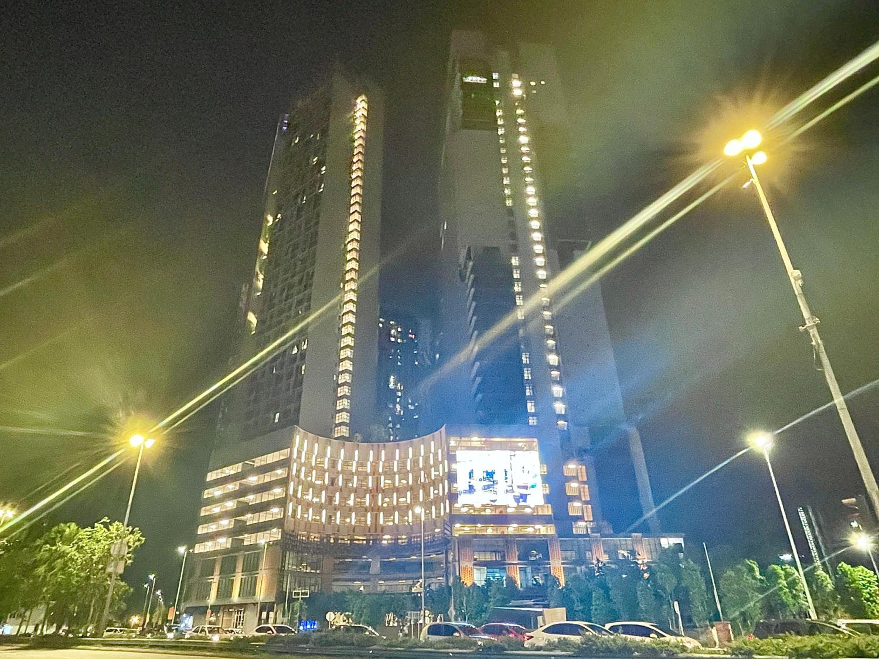 Modern 2B2B apt near Mid Valley - Wifi - Infinity Pool - Gym