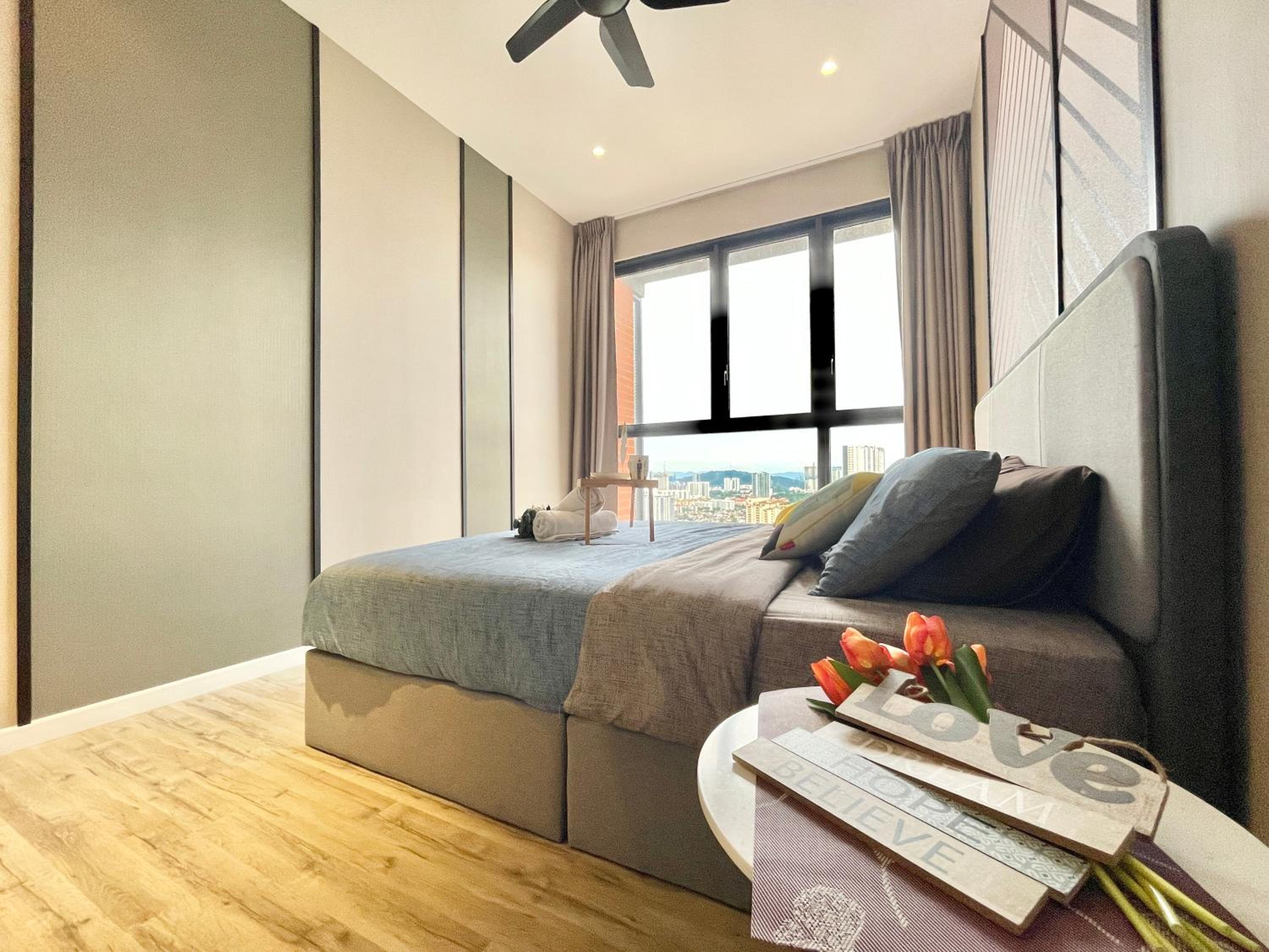 Modern 2B2B apt near Mid Valley - Wifi - Infinity Pool - Gym