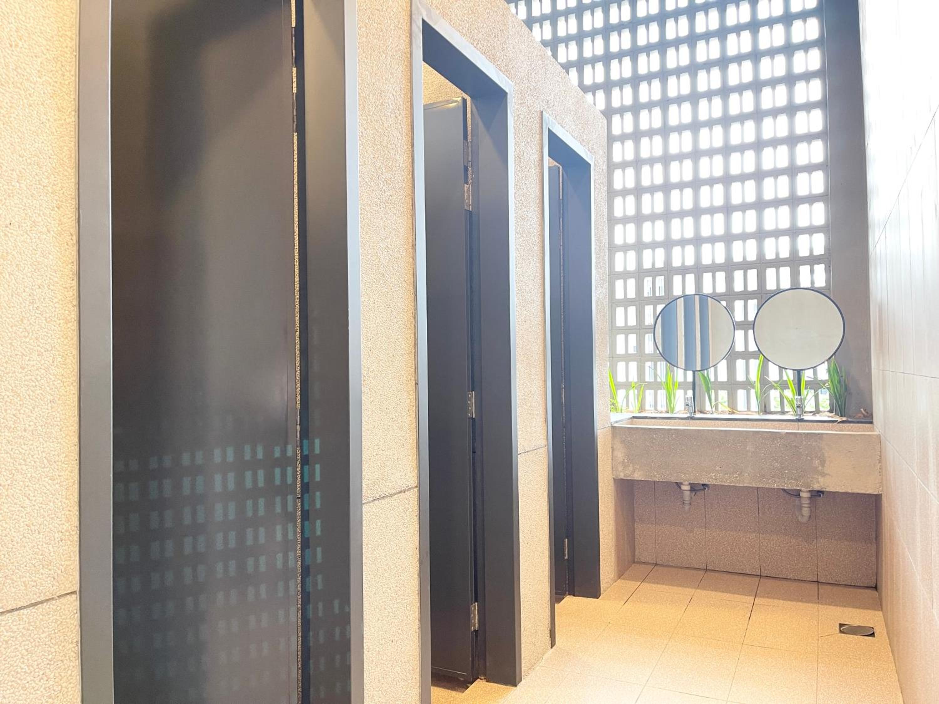 Modern 2B2B apt near Mid Valley - Wifi - Infinity Pool - Gym