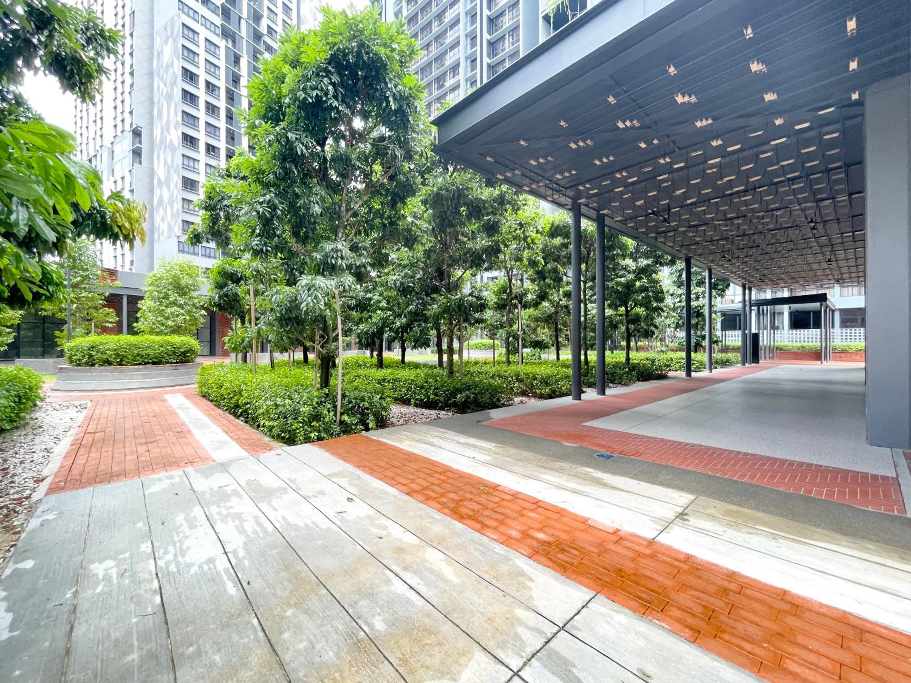 Modern 2B2B apt near Mid Valley - Wifi - Infinity Pool - Gym