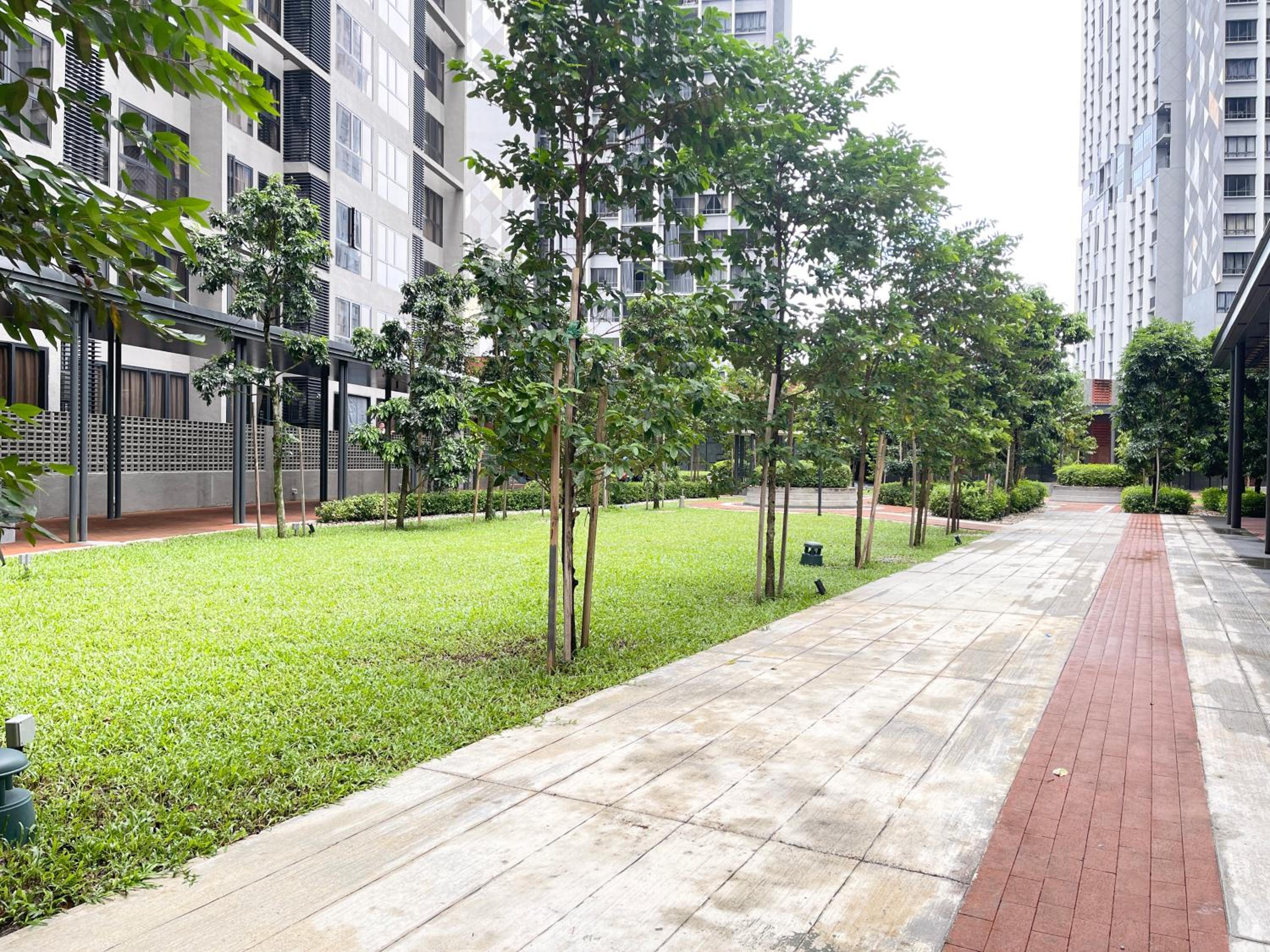 Modern 2B2B apt near Mid Valley - Wifi - Infinity Pool - Gym