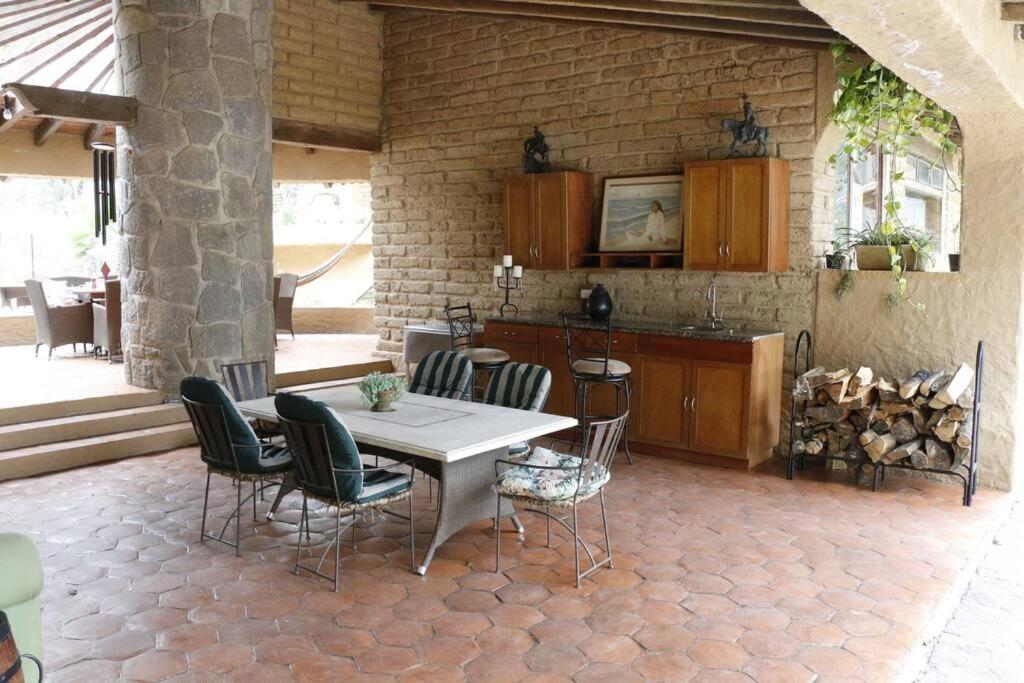 Casa Avándaro con alberca, Río, Bosque y Cocinera!