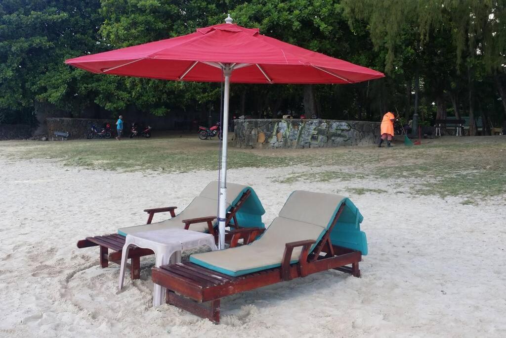 Luxury Apartment, 3 bedrooms, 1 minute walk to the beach view 3