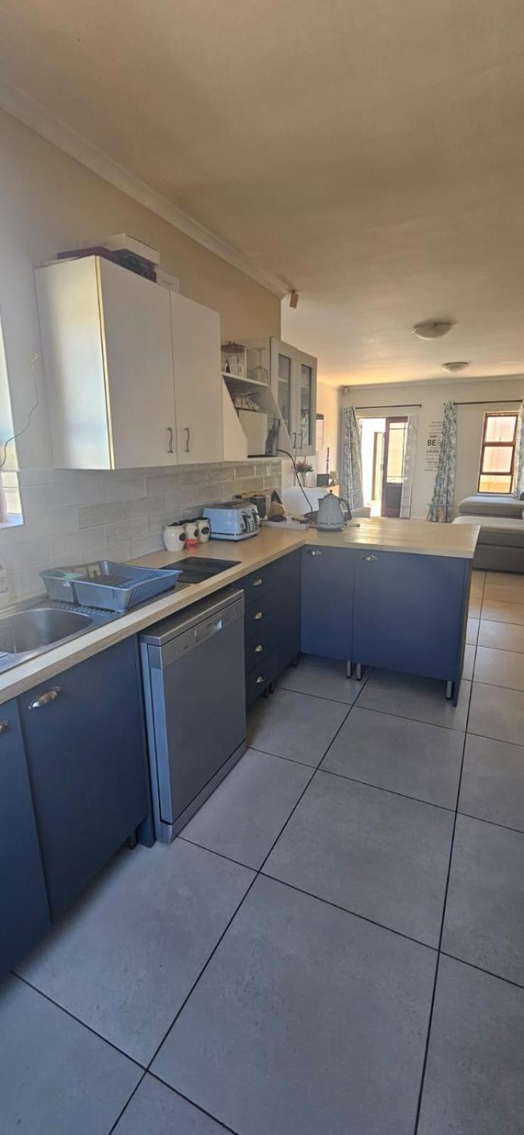 Quaint Family home, walking distance to the beach view 4