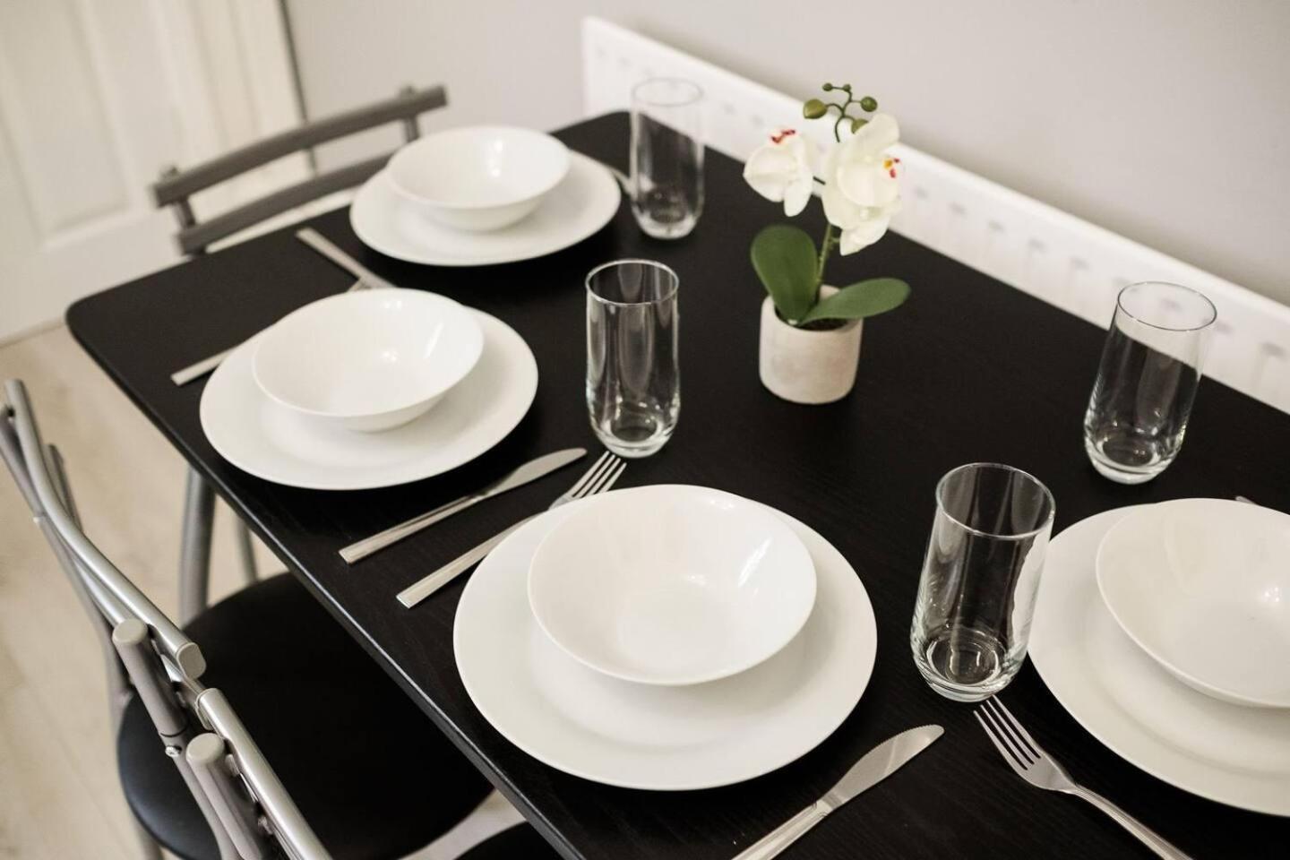 4 Bed House Sleeps 9 Free Parking