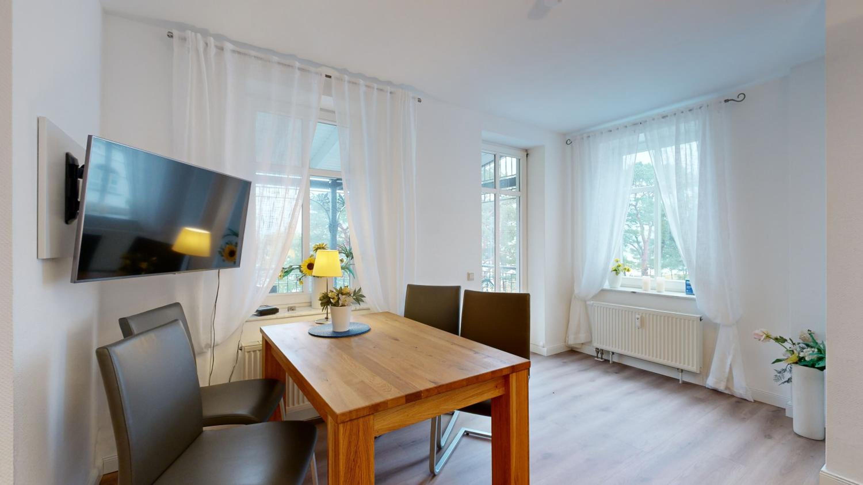 Villa Strandblick in Binz, FeWo direkt am Strand mit Balkon und seitlichem Meerblick