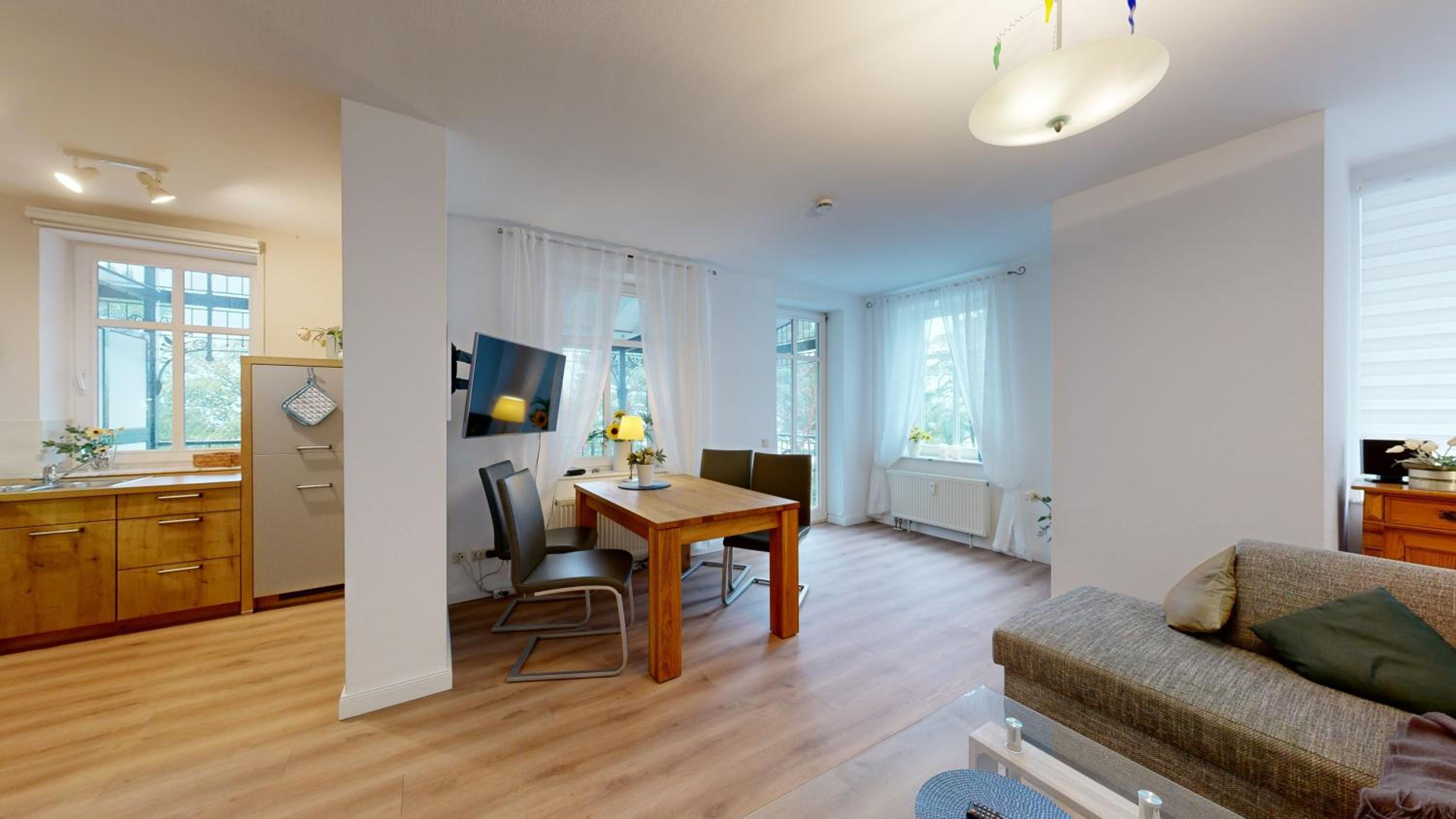 Villa Strandblick in Binz, FeWo direkt am Strand mit Balkon und seitlichem Meerblick