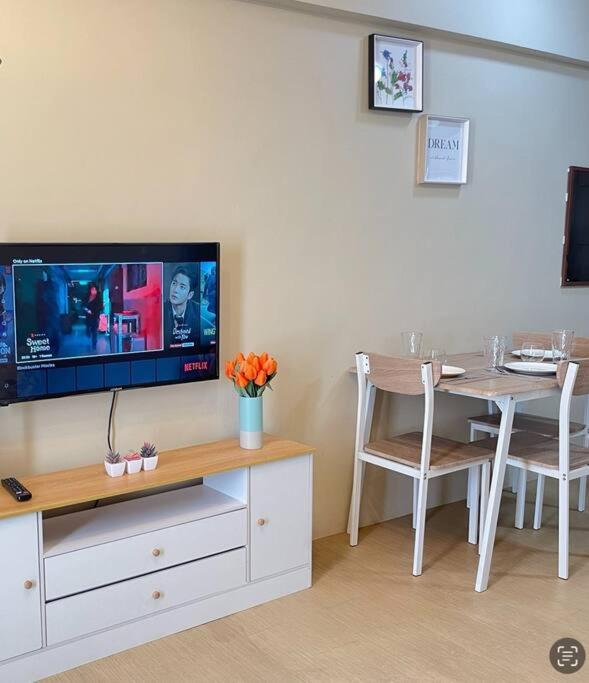 Centrio Tower 1BR Wifi & Netflix view 4