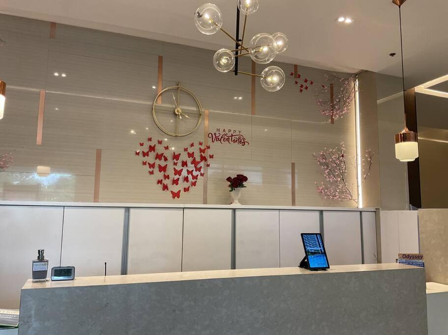Centrio Tower 1BR Wifi & Netflix view 5