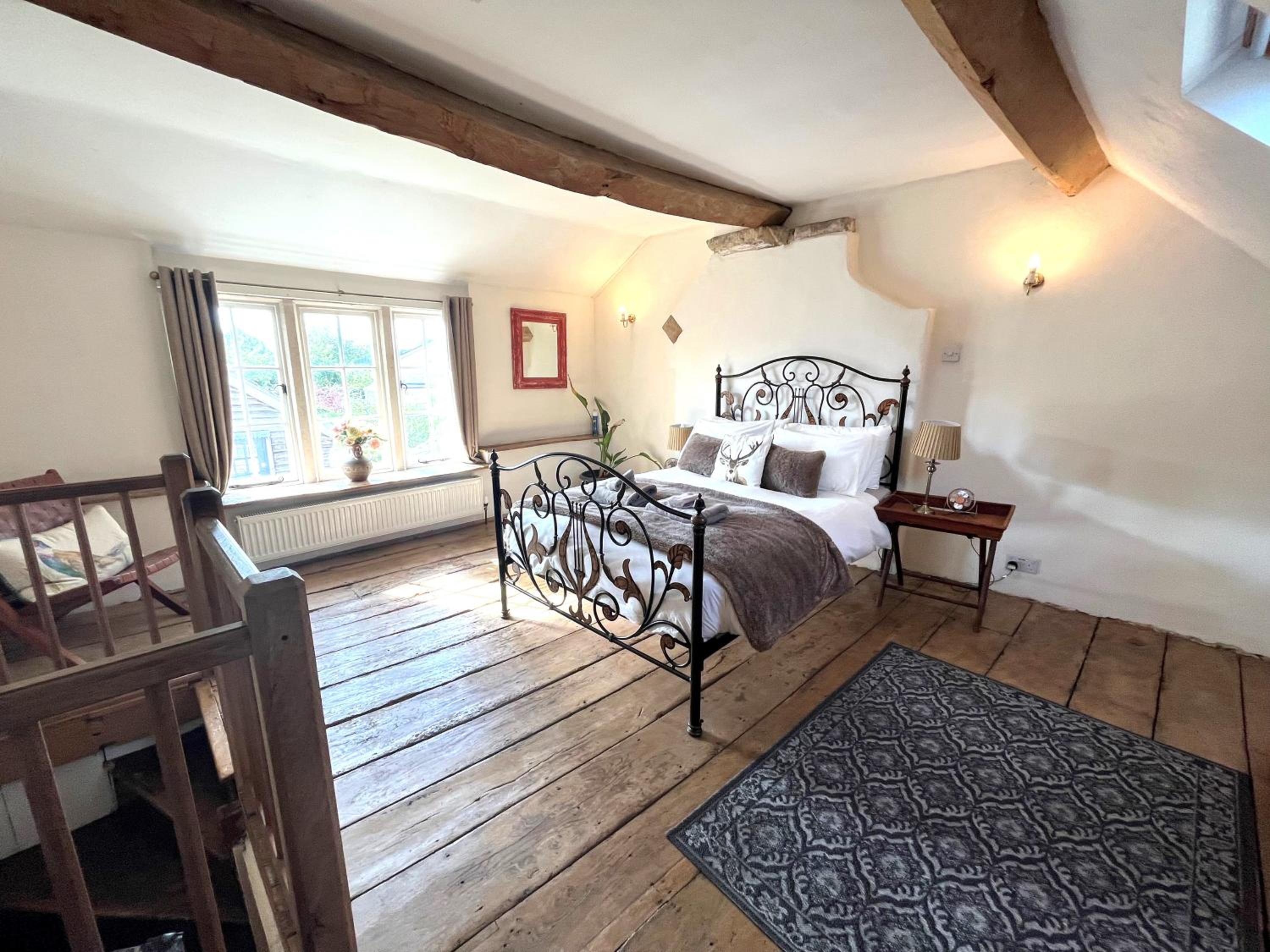 Bradford on Avon holiday cottage 4 bedroom near Bath view 2