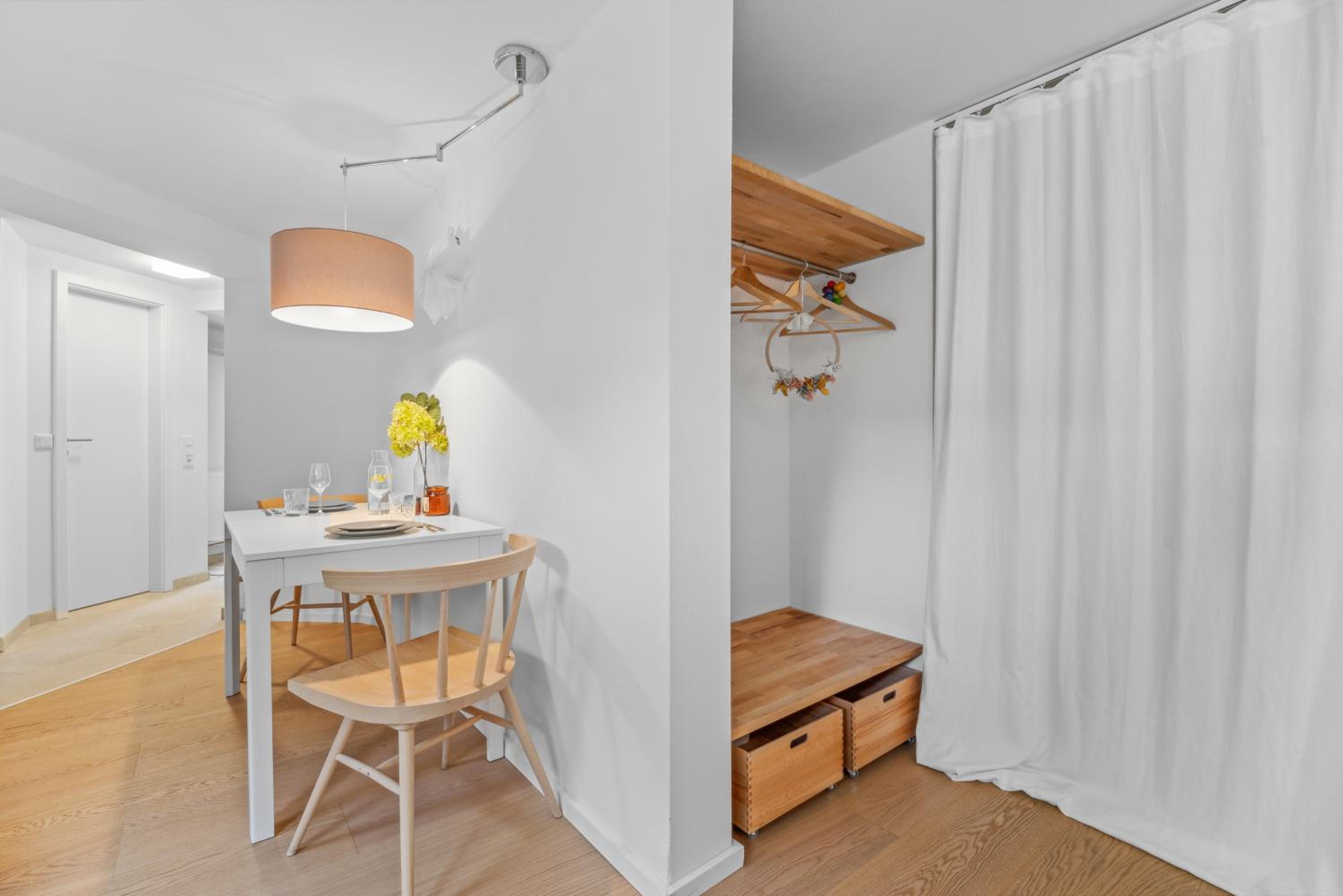 Studio! King Size Bett Autobahn Parkplatz