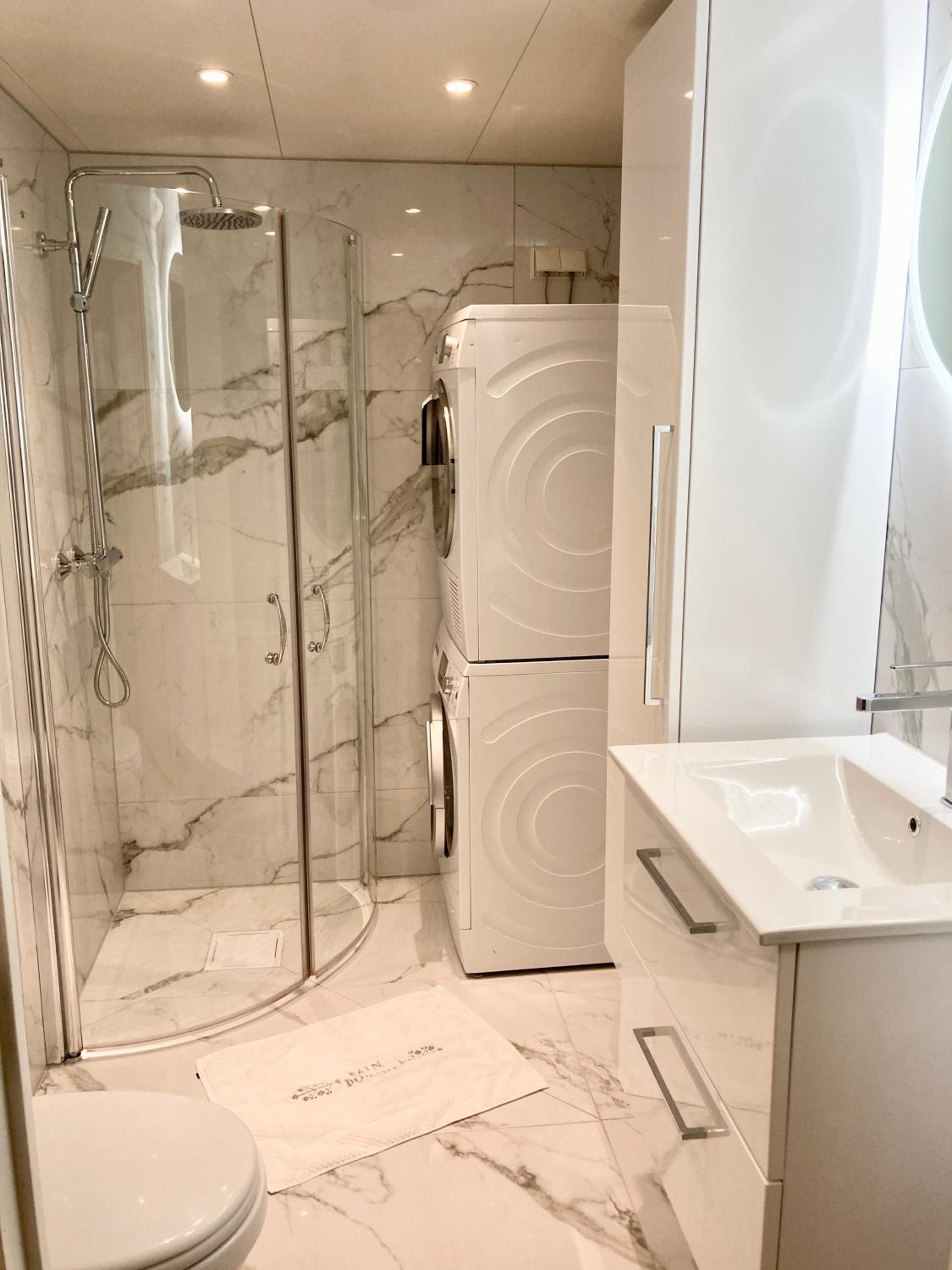 Modern 2 bedroom apartment in Oslo city centre view 4