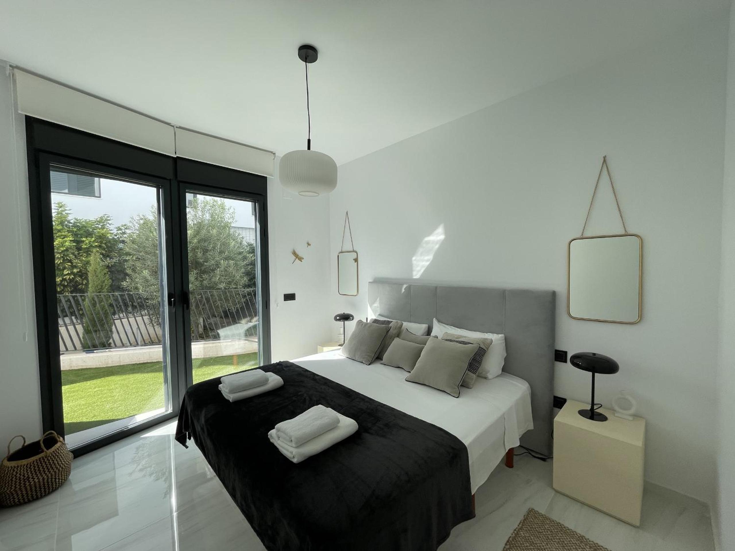 Luxury Sea View Apartment by United Renters