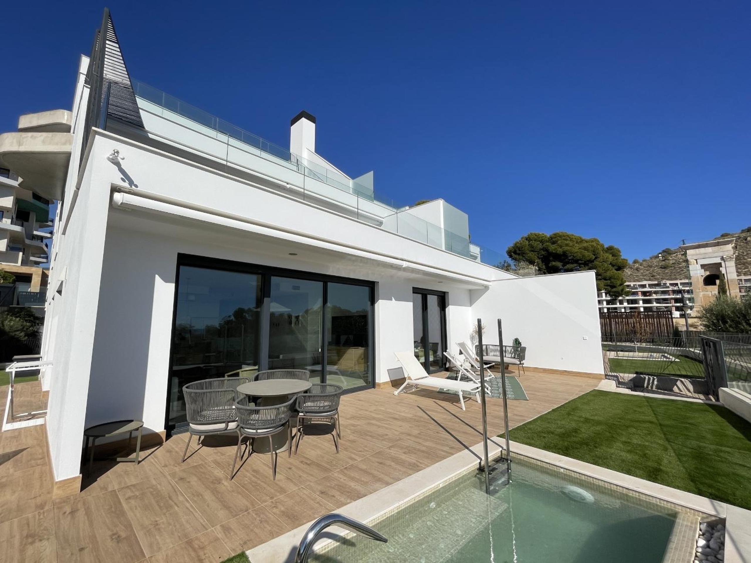 Luxury Sea View Apartment by United Renters
