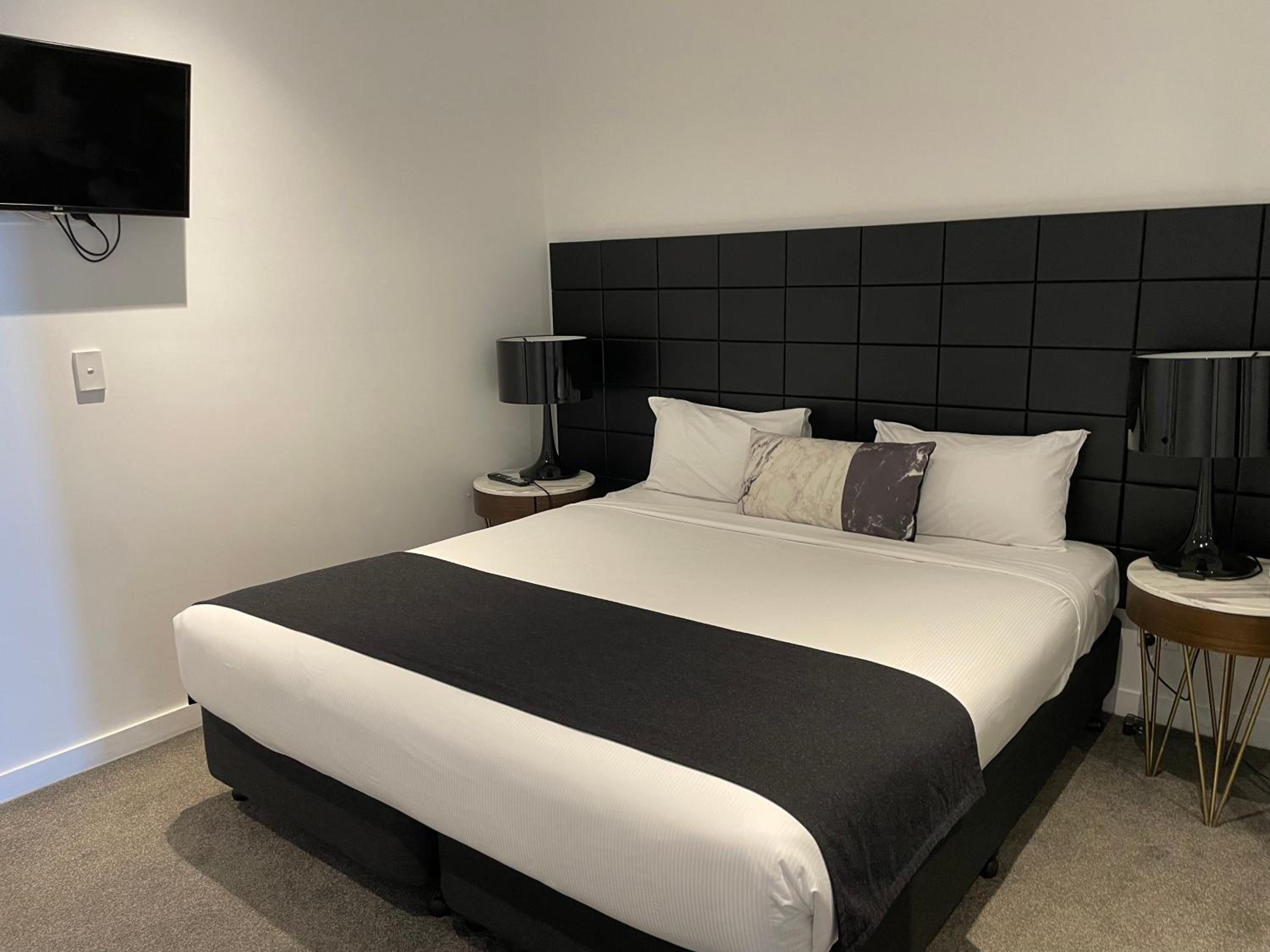 Chatswood Modern Studio with Balcony