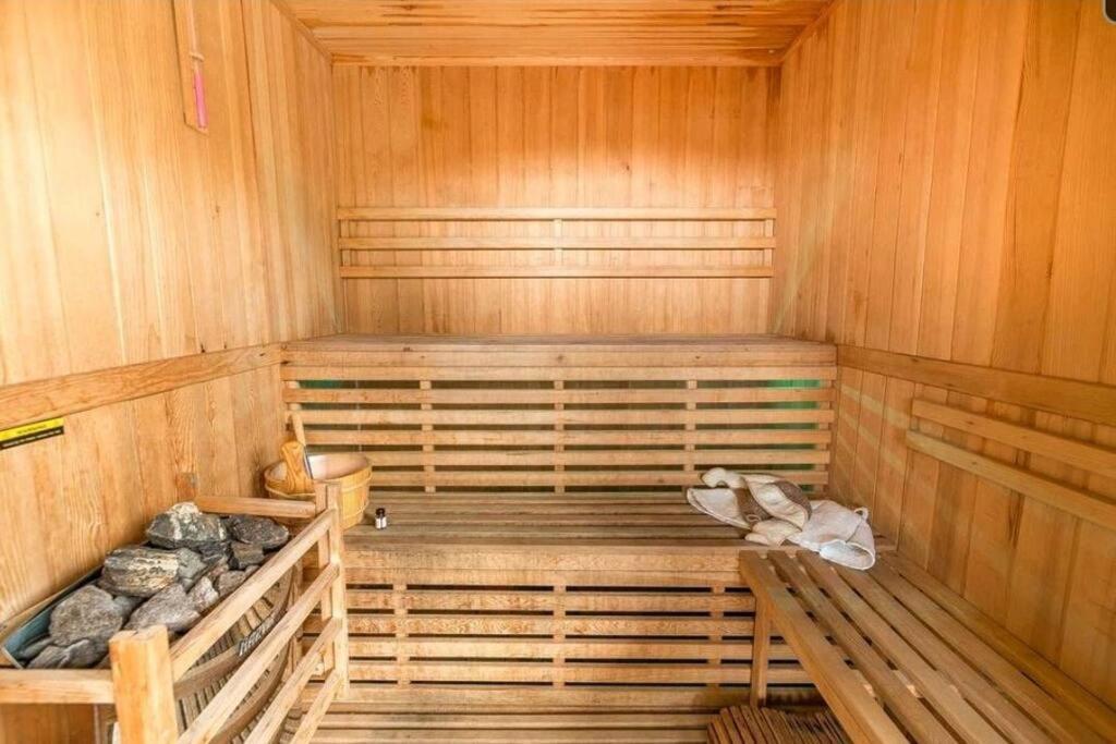Tropical 2-bedroom Guesthouse, Pool, Sauna