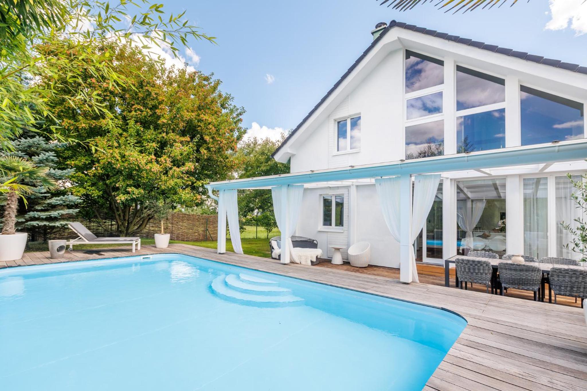 5 rooms villa with pool and fireplace