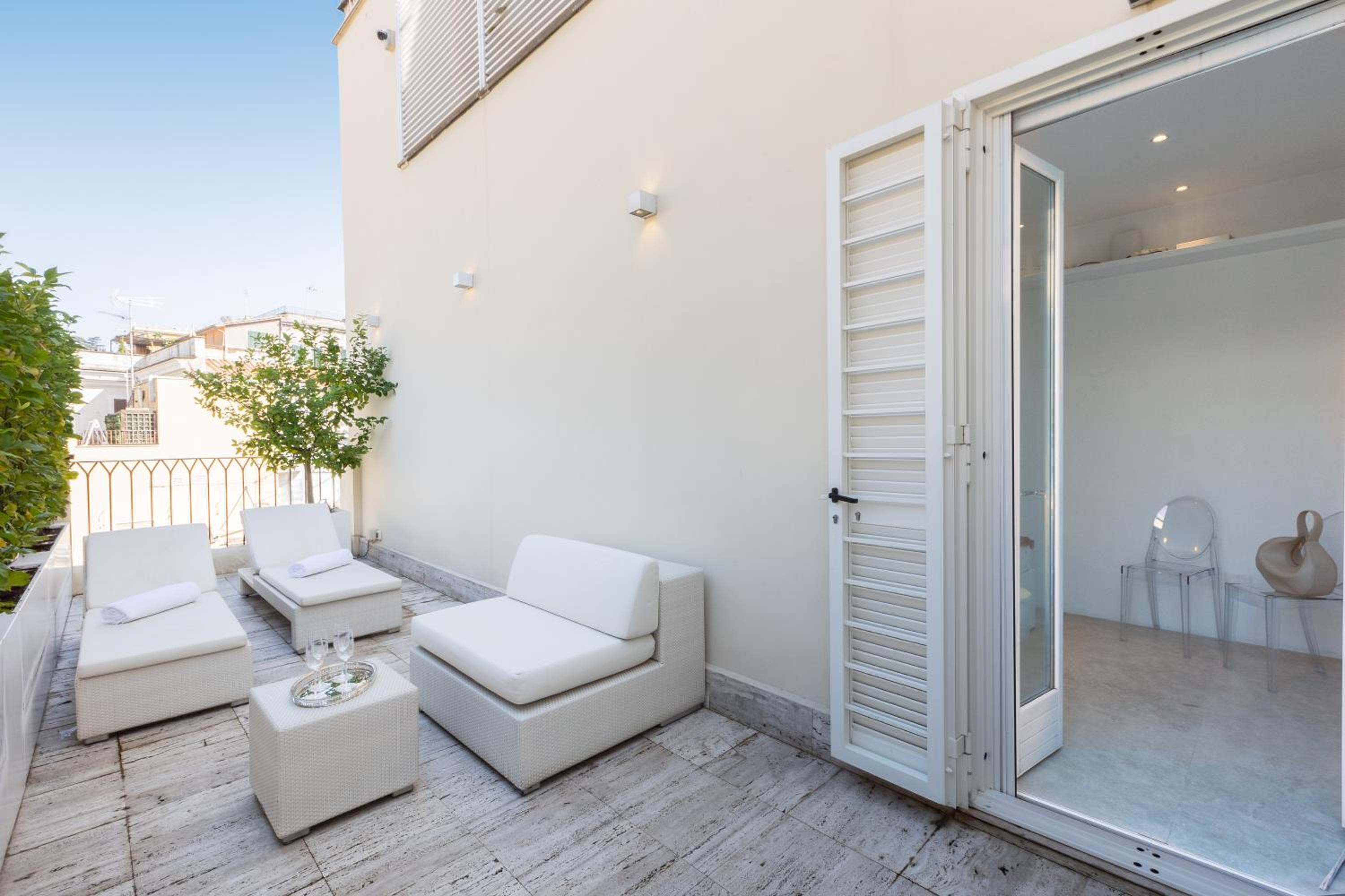 Amazing Piazza Venezia with Jacuzzi and terrace