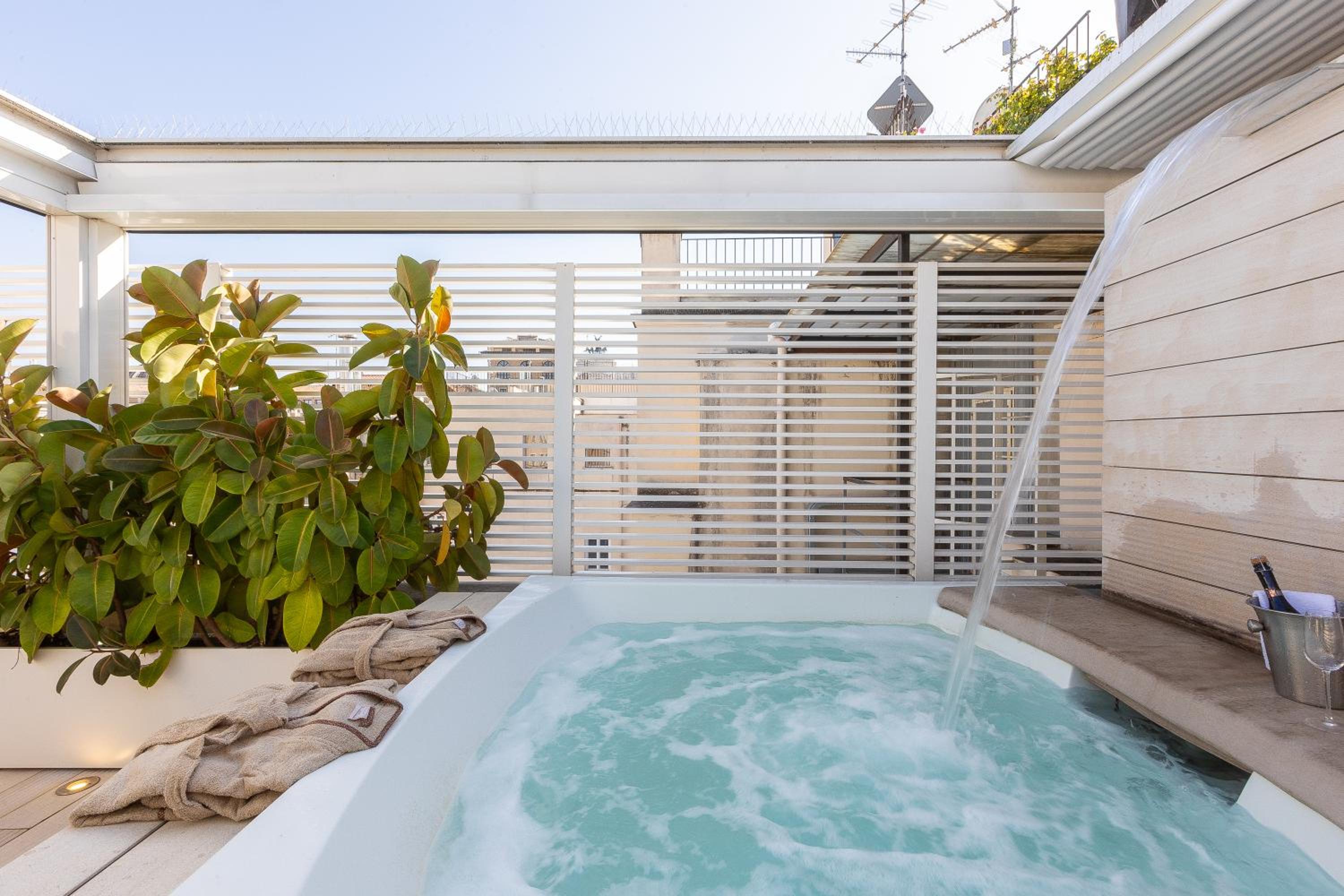 Amazing Piazza Venezia with Jacuzzi and terrace