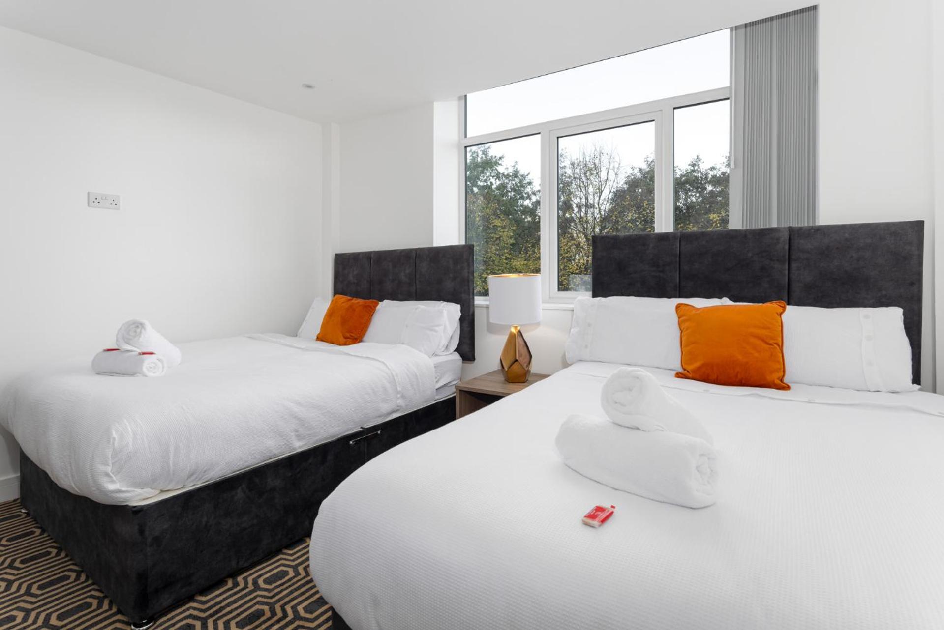 Flatzy - 16 Guests 4 En-suite Central Apartment B