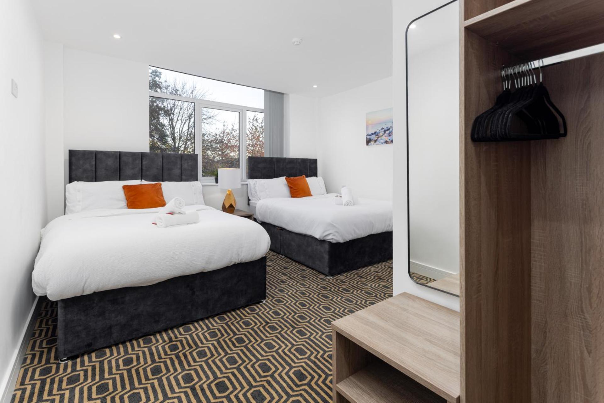 Flatzy - 16 Guests 4 En-suite Central Apartment B
