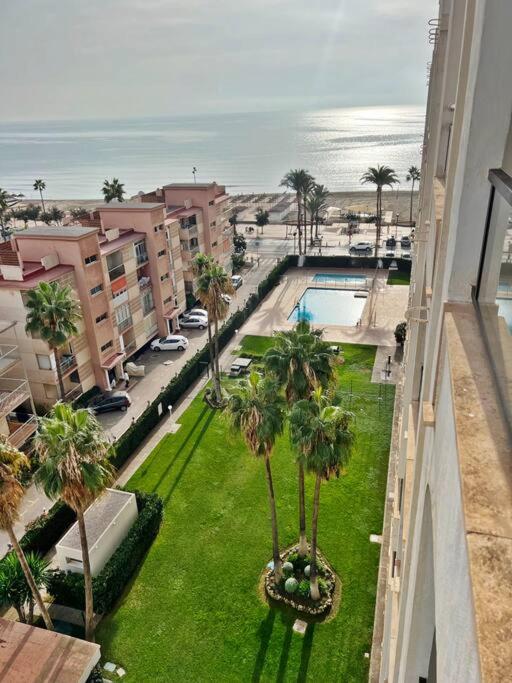 Bonito ático en primera línea de playa con piscina view 4