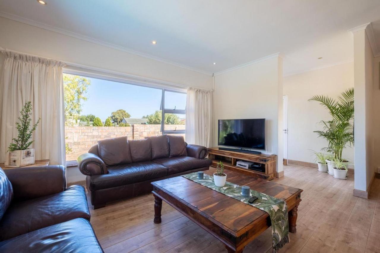 Lovely summer holiday home in Somerset West view 4