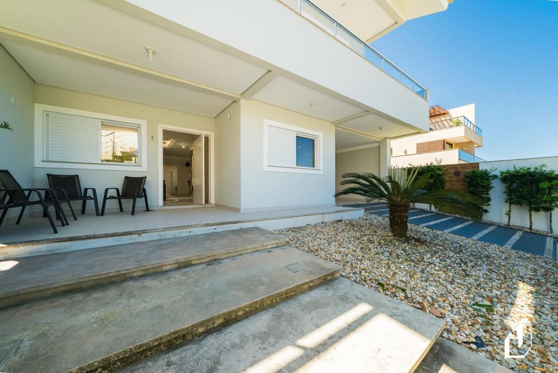 Casa com 05 dormitórios