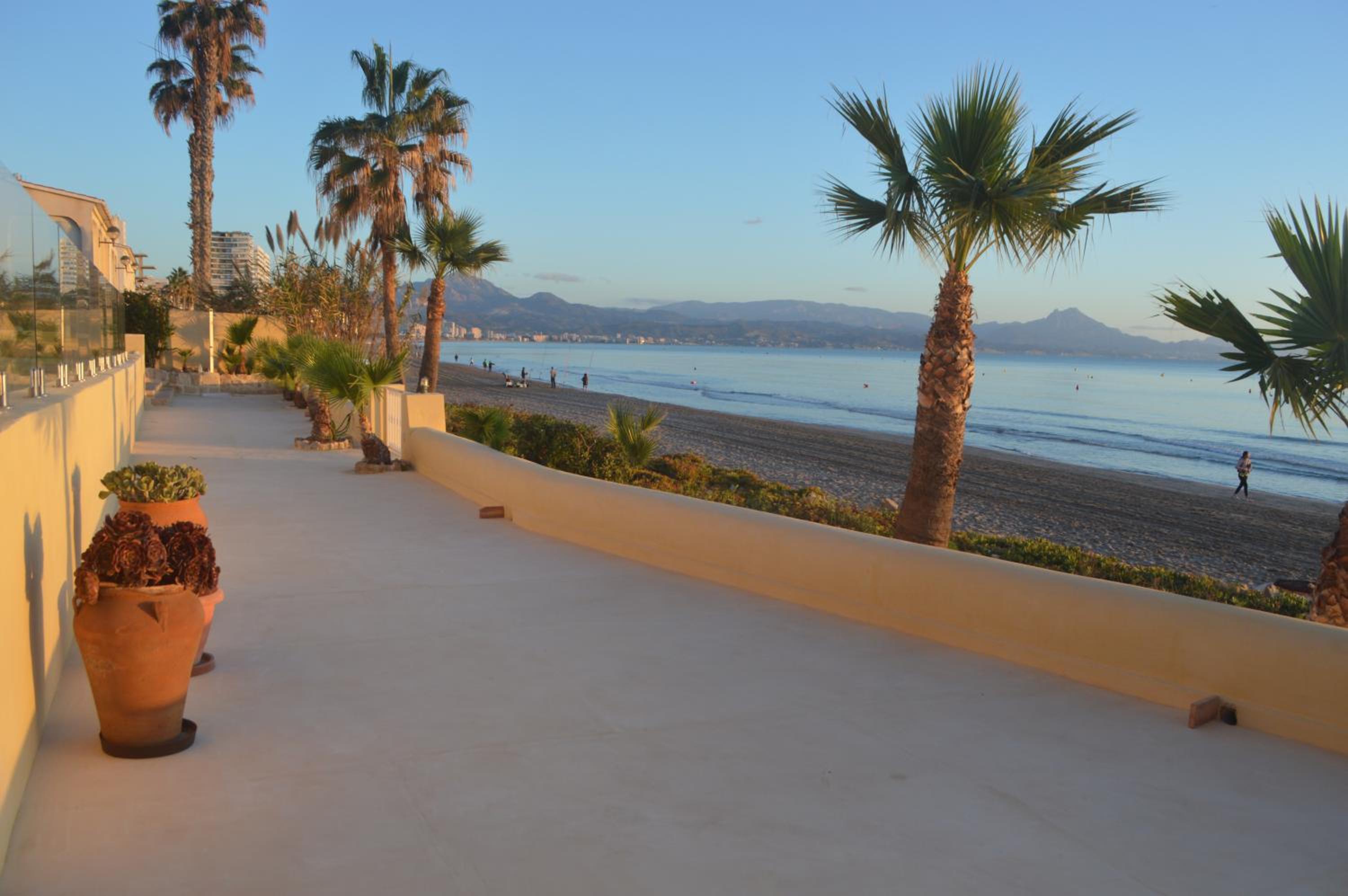 Espectacular Suite Privada a pie de playa y mar en CHALET ROQUETES