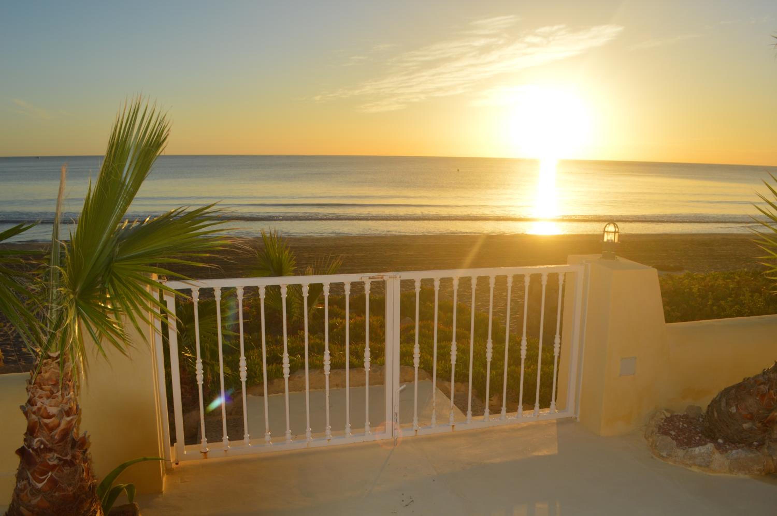 Espectacular Suite Privada a pie de playa y mar en CHALET ROQUETES
