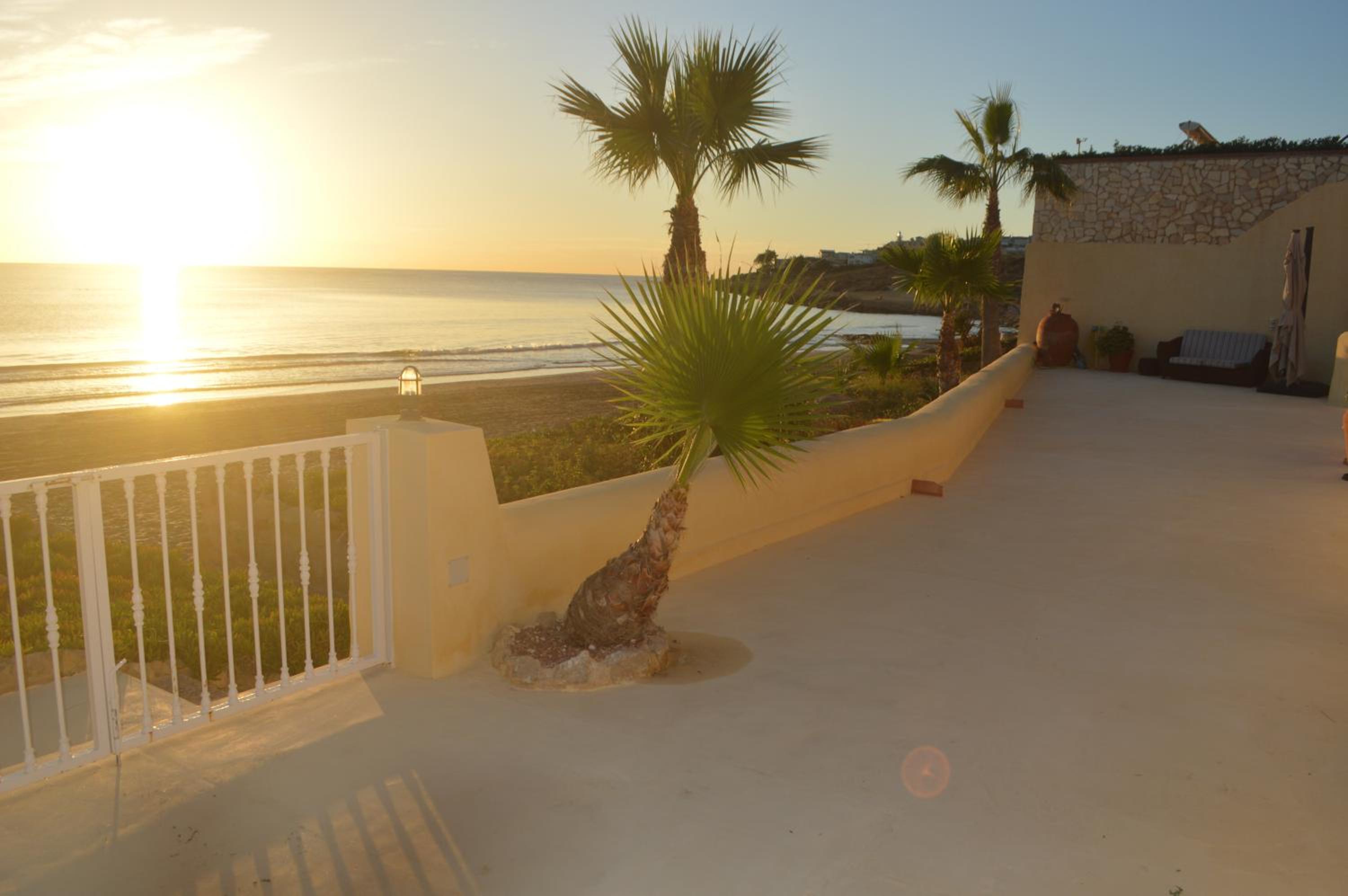 Espectacular Suite Privada a pie de playa y mar en CHALET ROQUETES