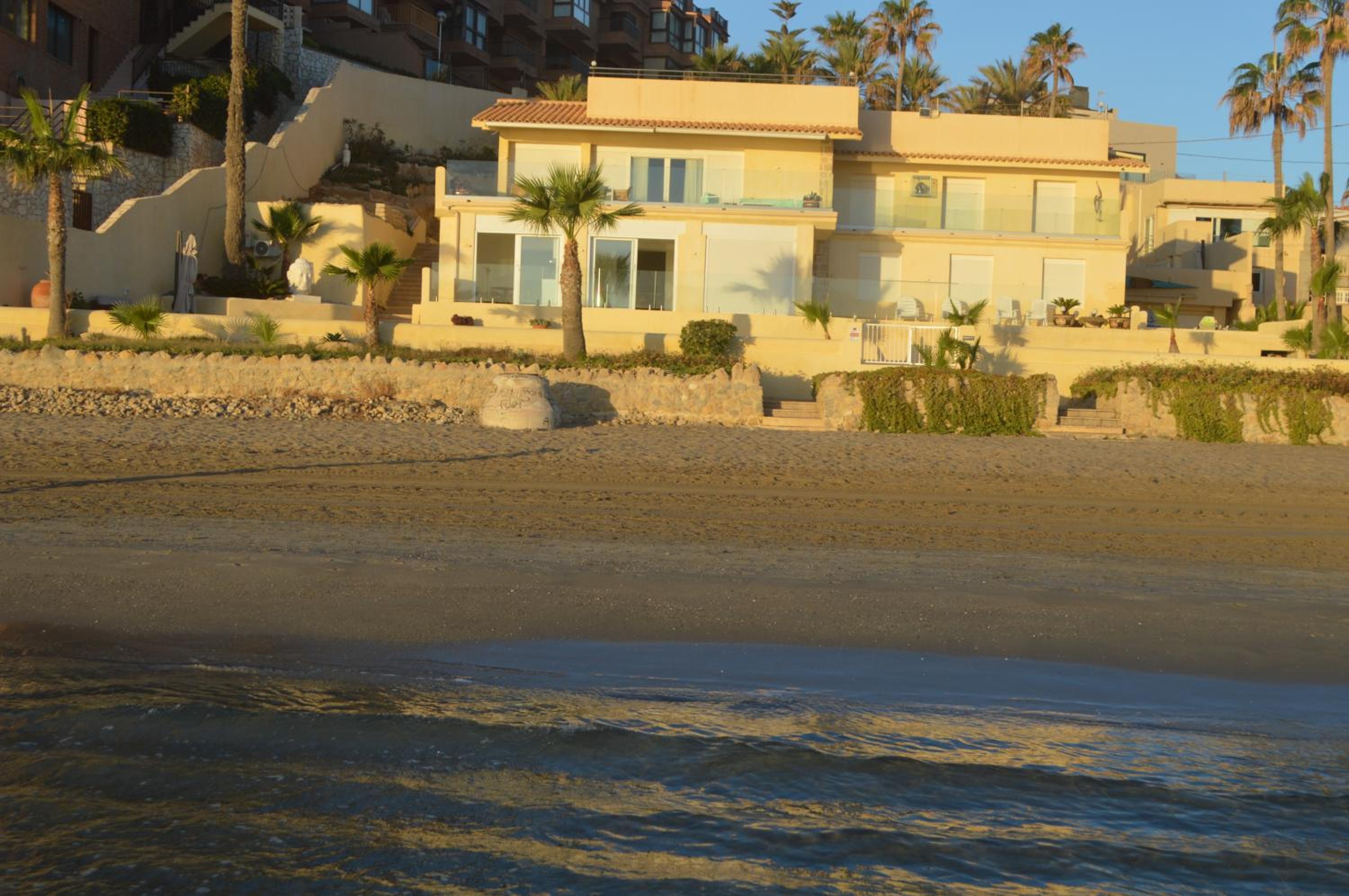 Espectacular Suite Privada a pie de playa y mar en CHALET ROQUETES